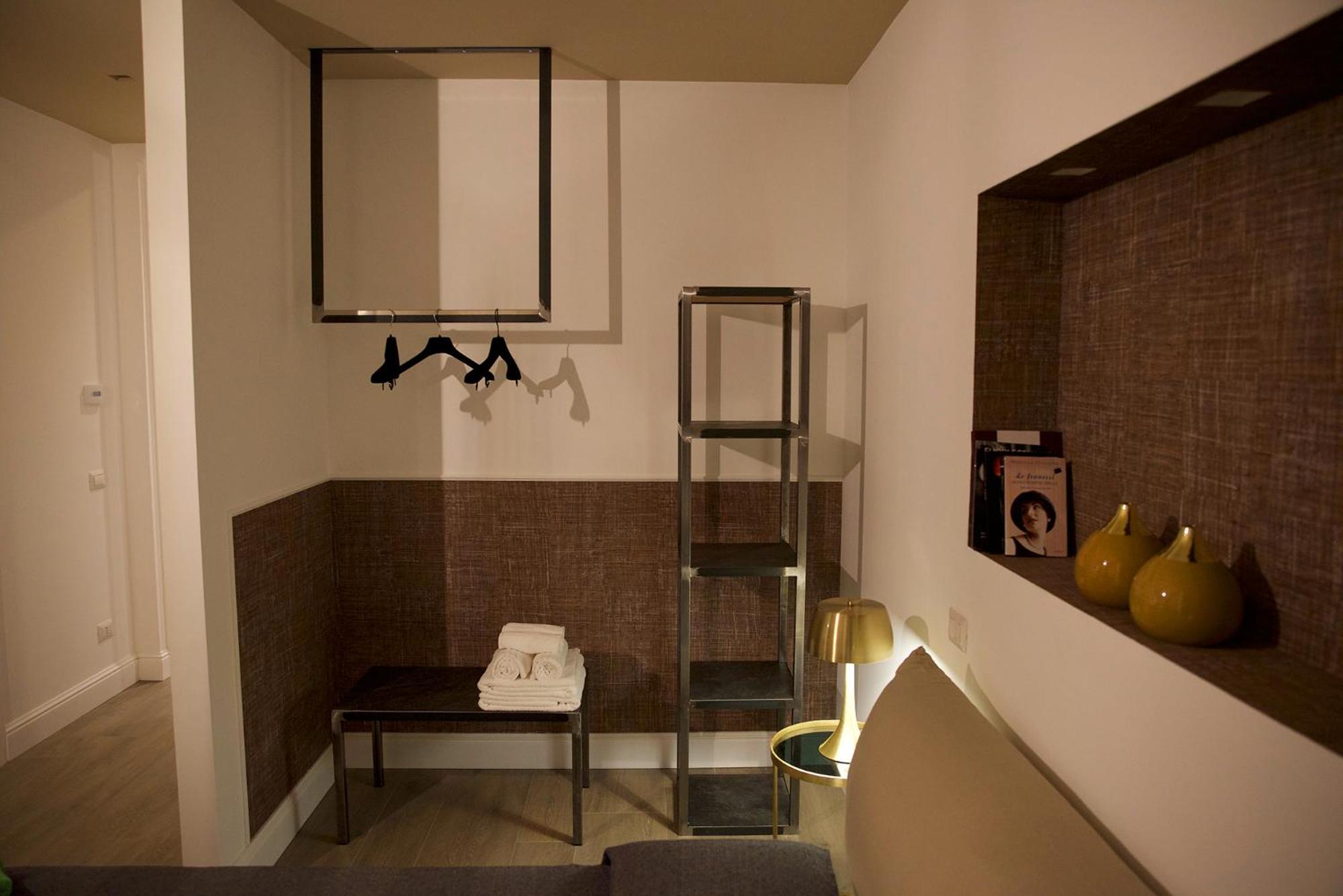 Deluxe Double Room with Balcony - Photo 7