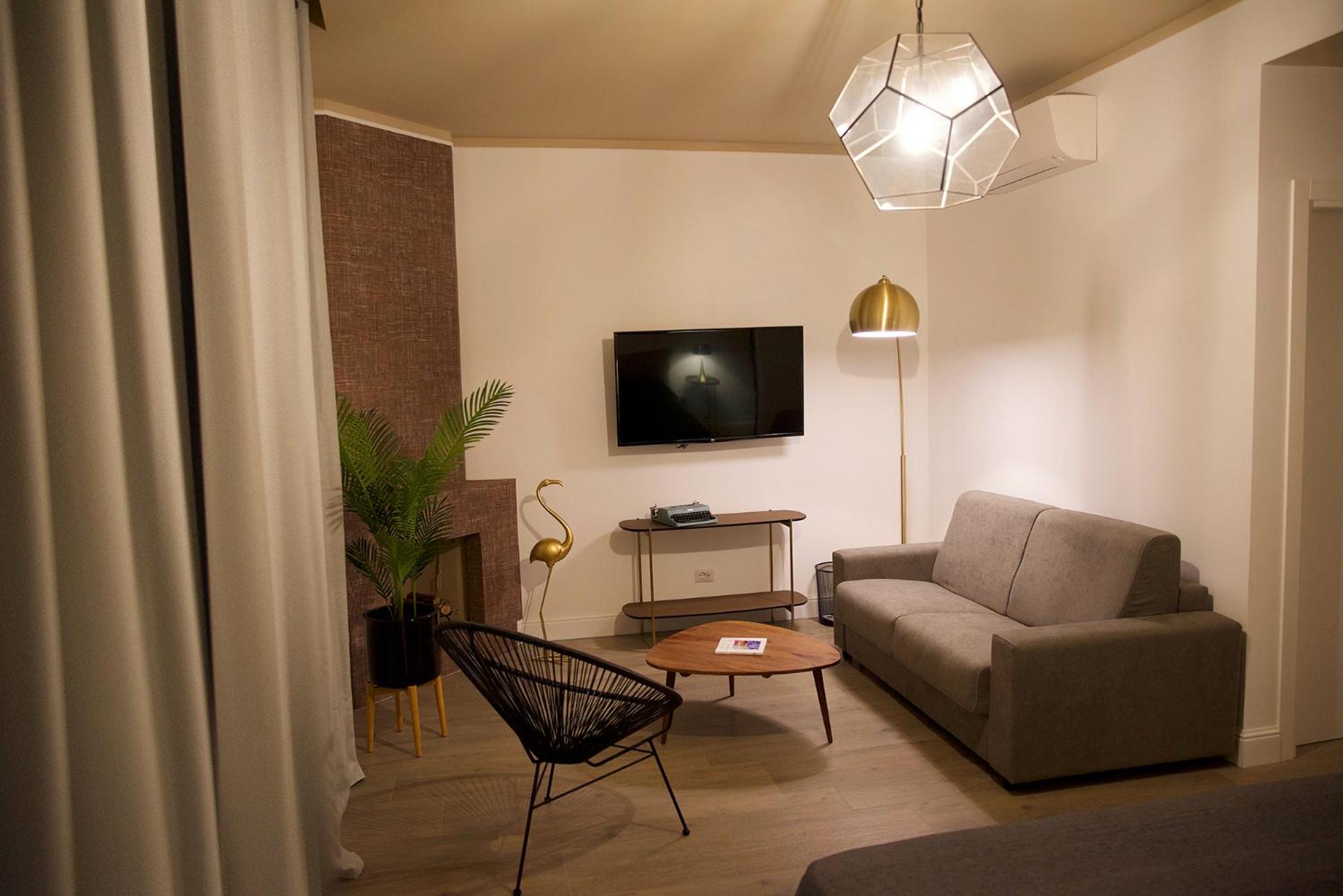 Deluxe Double Room with Balcony - Photo 8