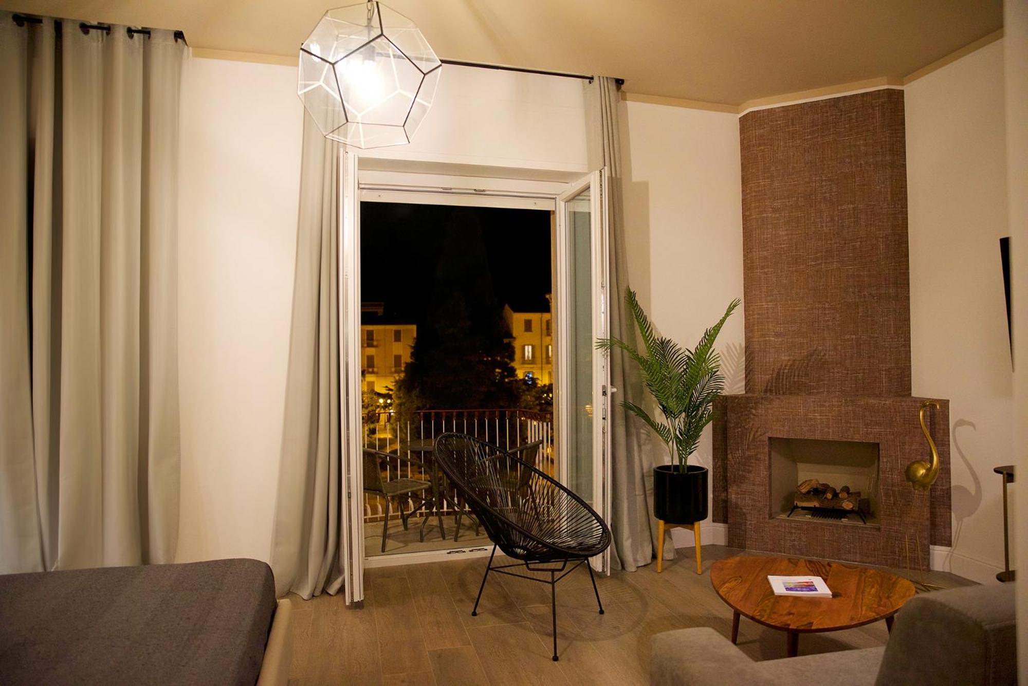 Deluxe Double Room with Balcony - Photo 6