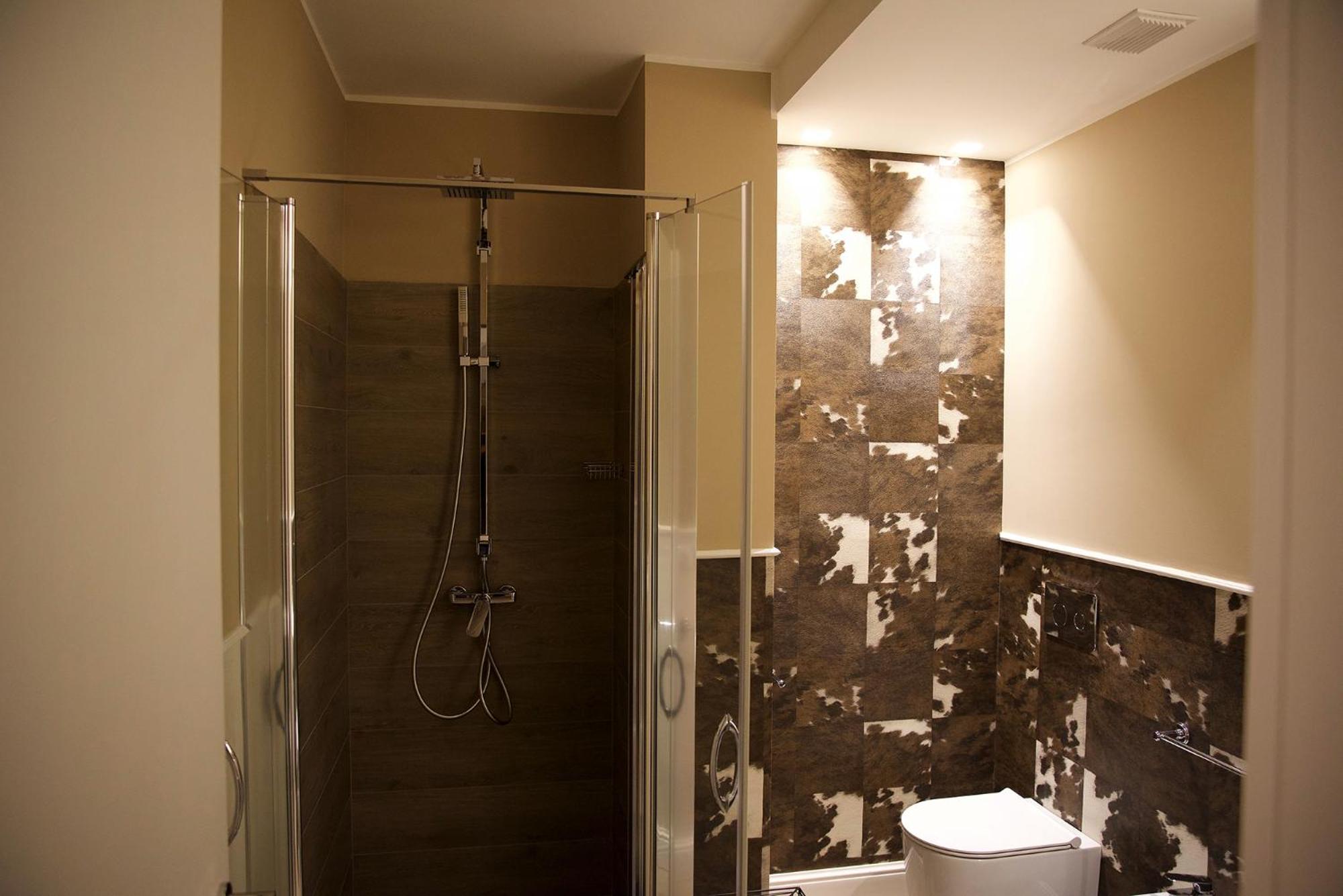 Deluxe Double Room with Balcony - Photo 4