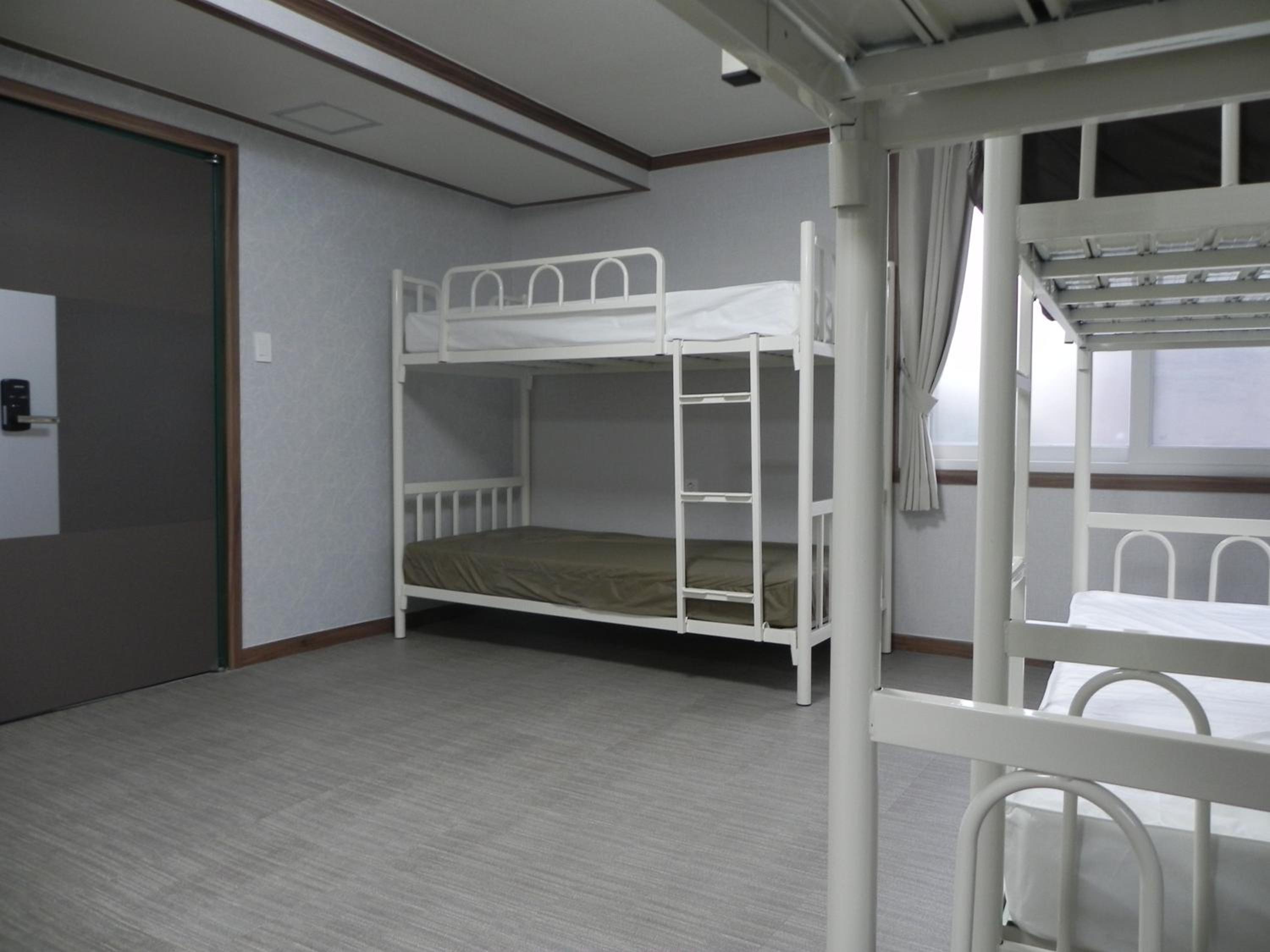 Family Room with Private Bathroom photo 3