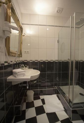 Standard Double/Twin Room - Photo 2