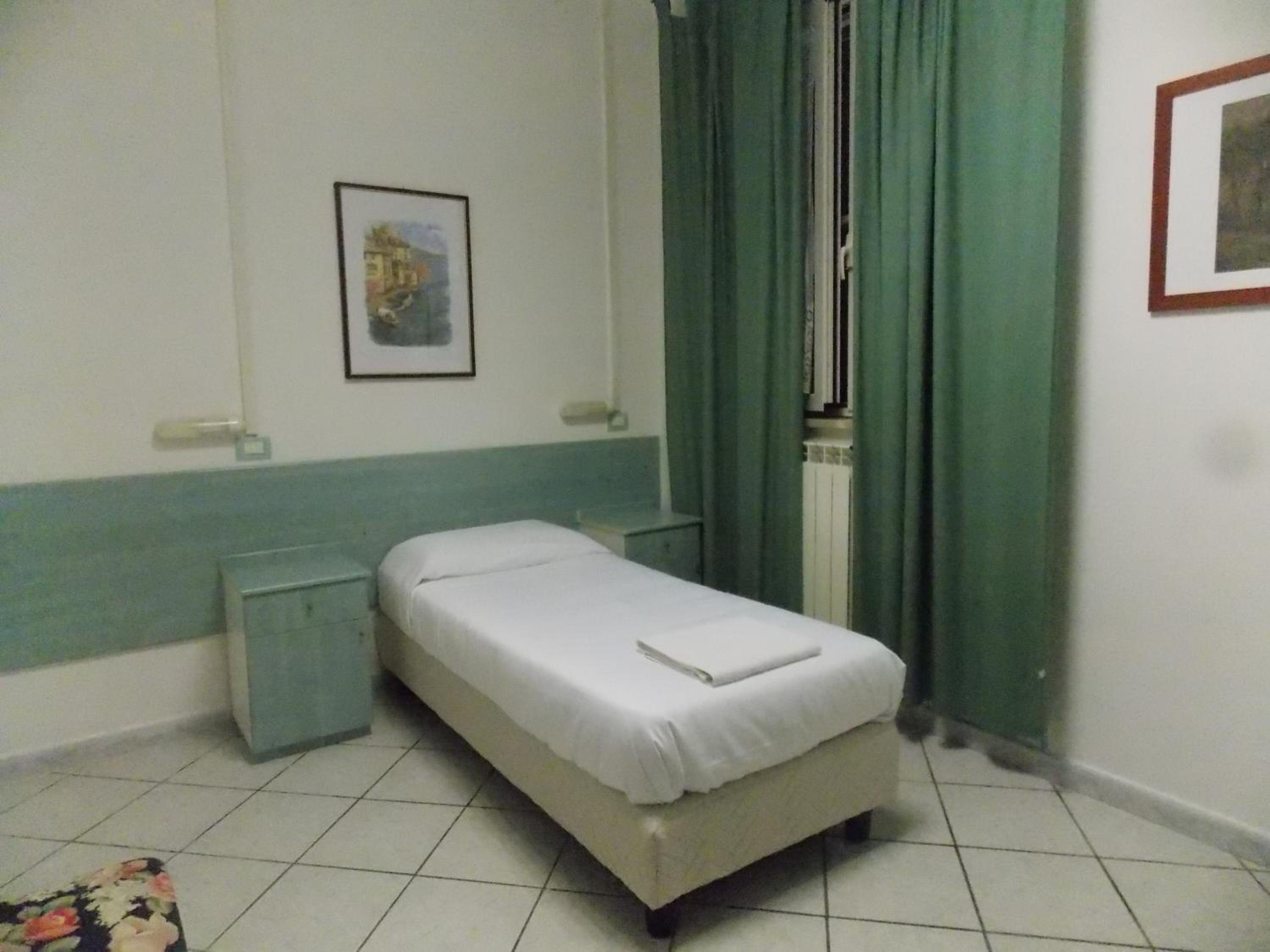 Single Room photo 2