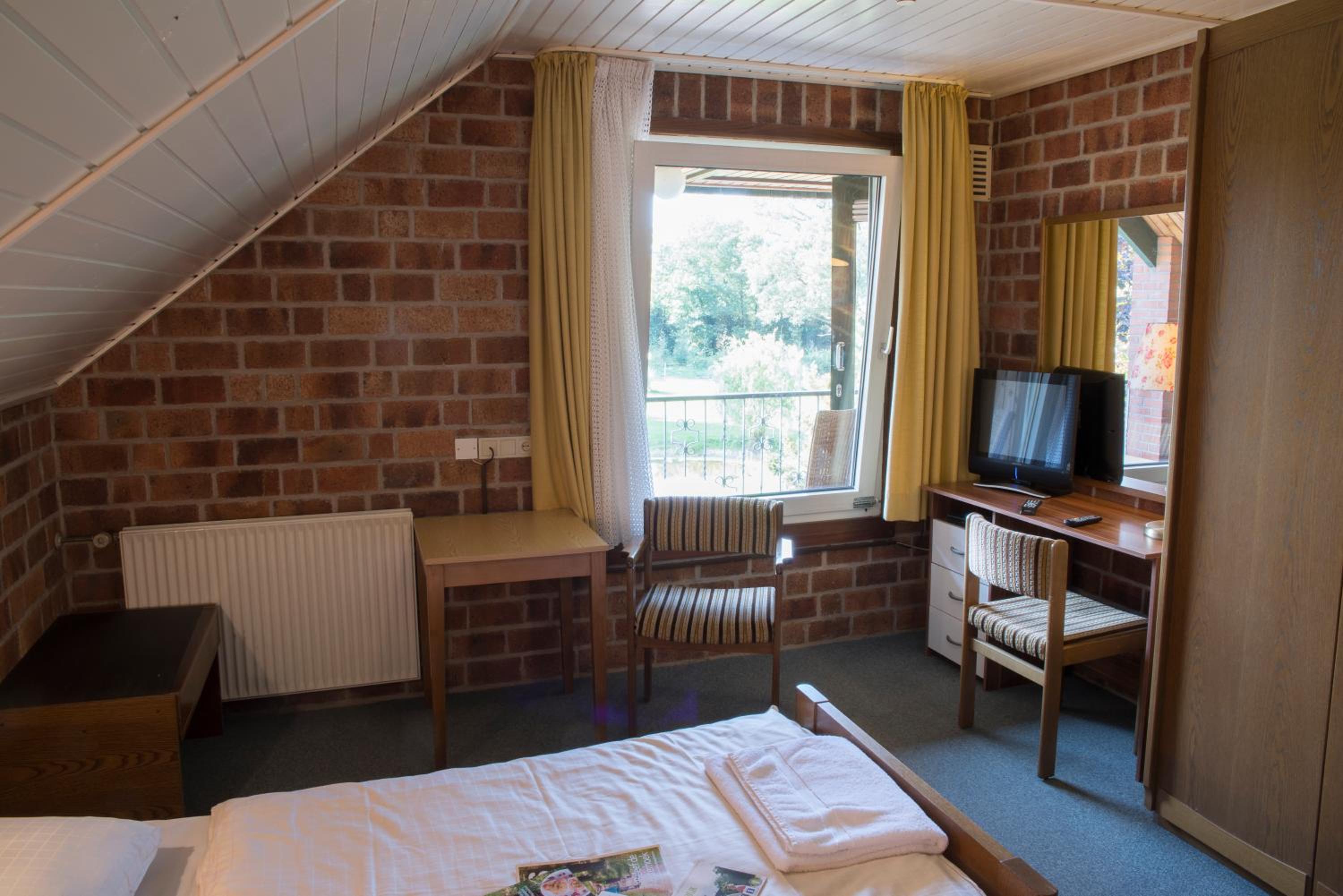 Standard Twin Room - Photo 4