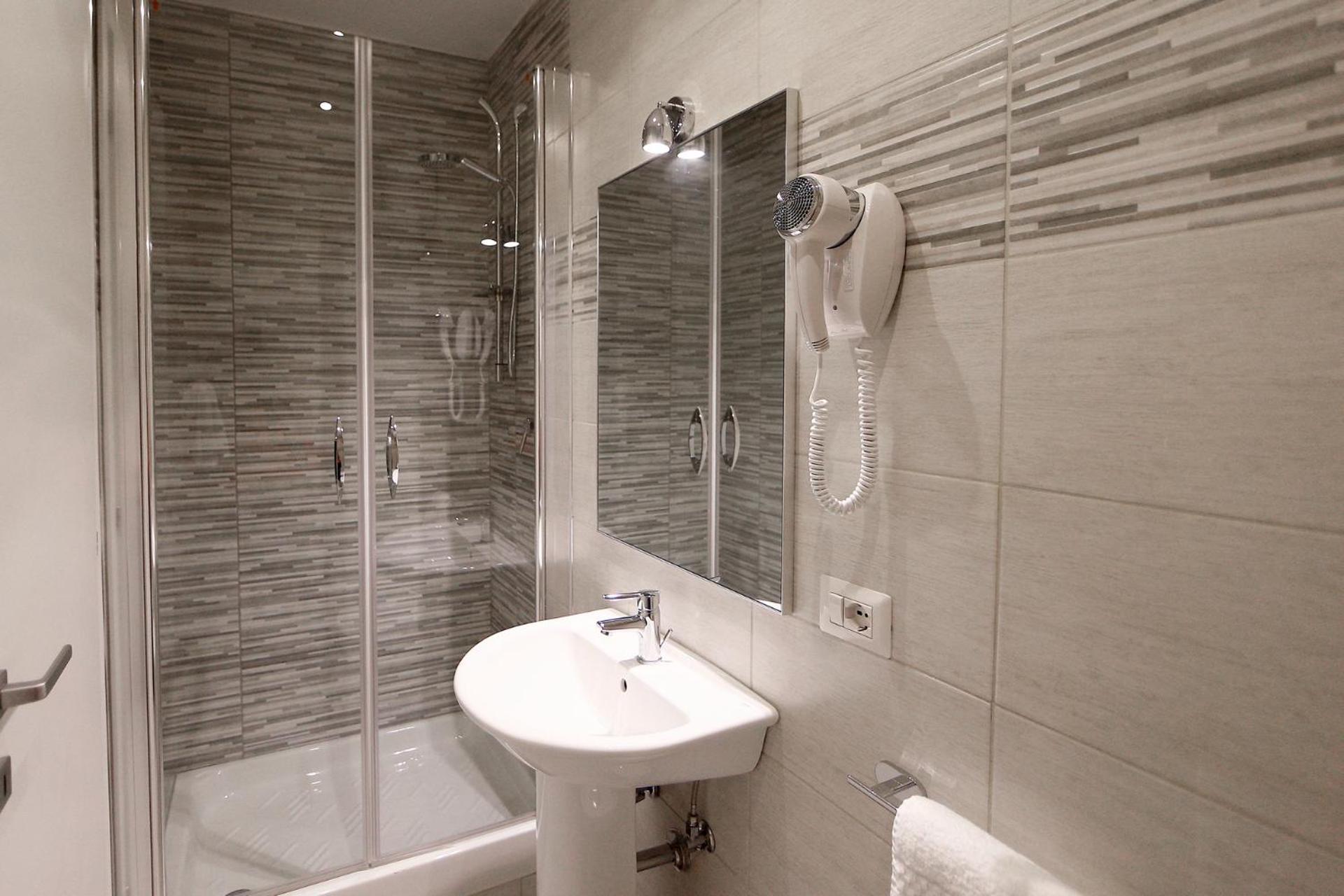 Double or Twin Room with Private Bathroom photo 2