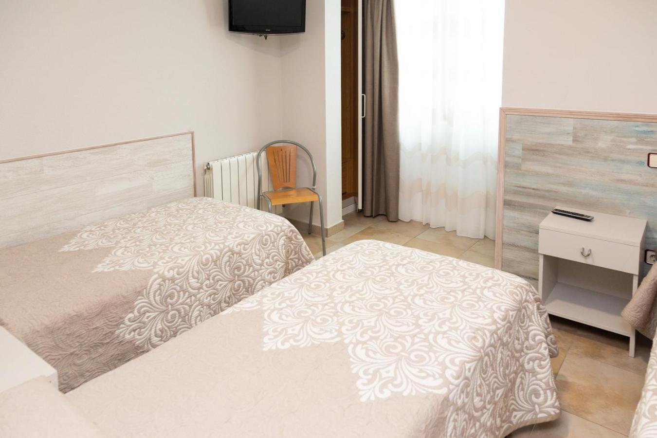 Twin Room - Photo 5
