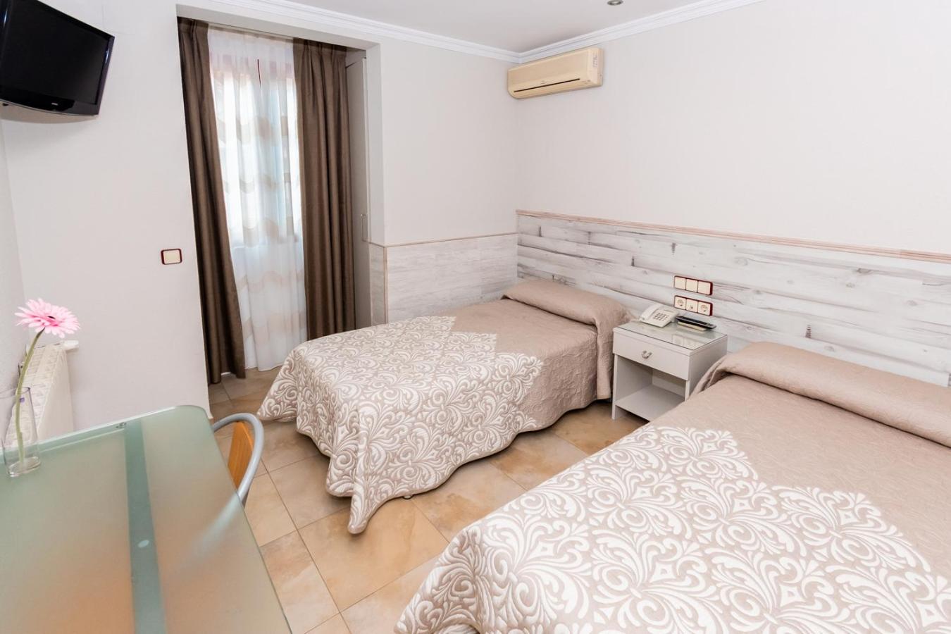 Twin Room - Photo 8