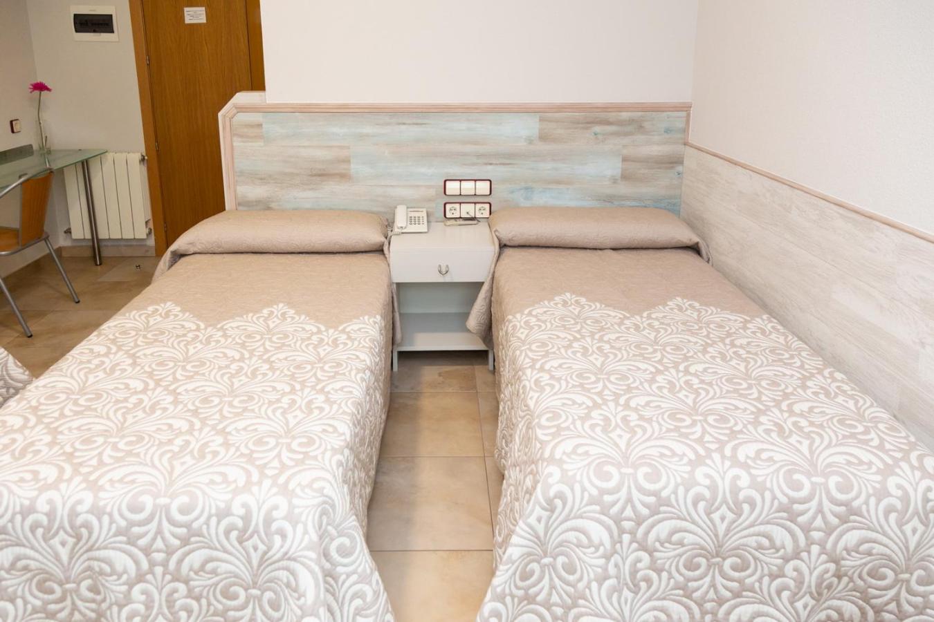 Twin Room - Photo 9