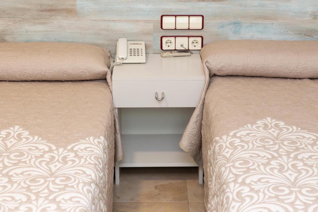 Twin Room - Photo 10