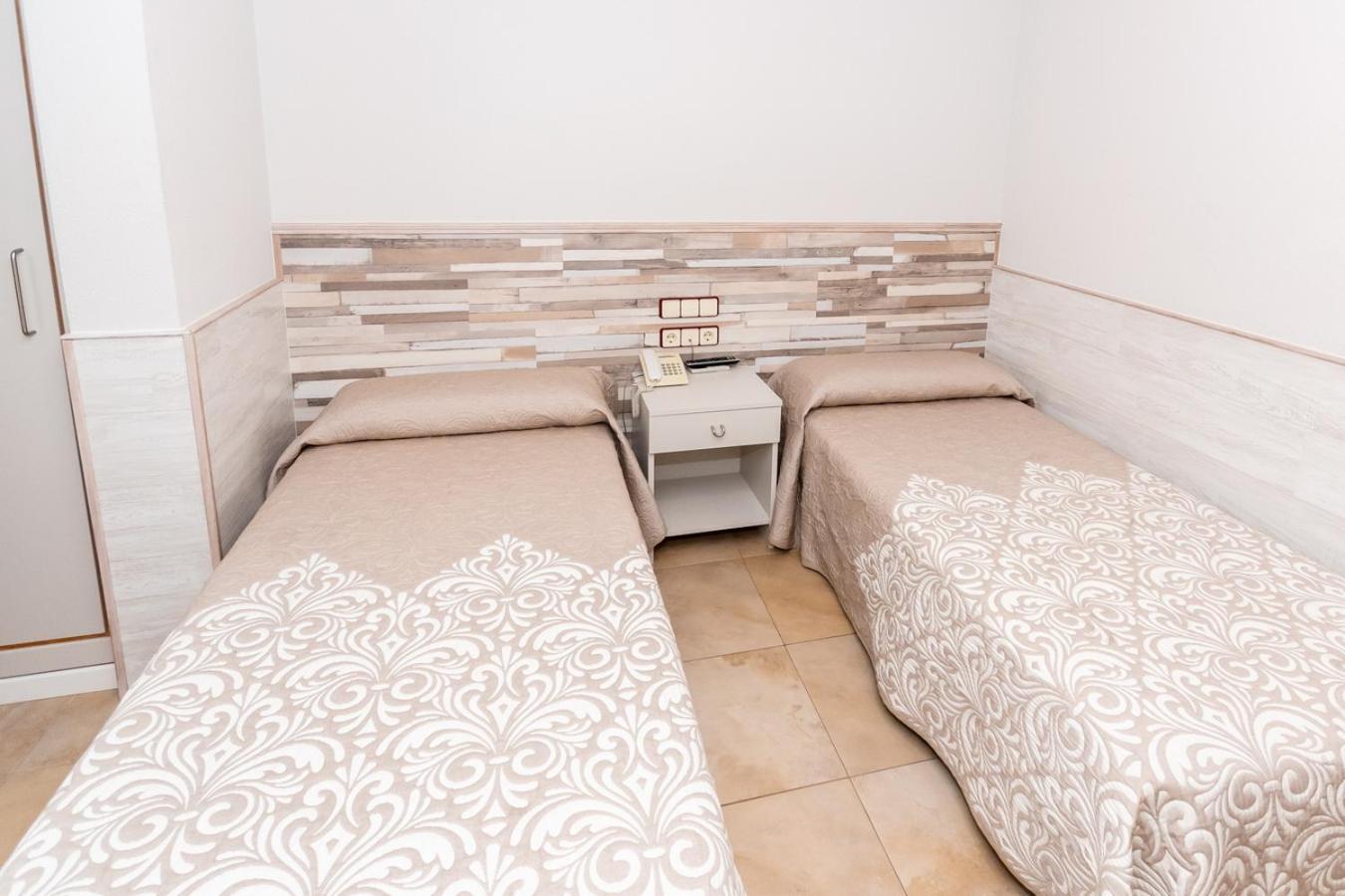 Twin Room - Photo 11