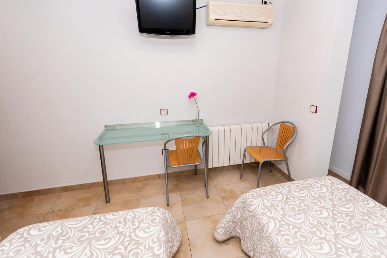 Twin Room - Photo 12