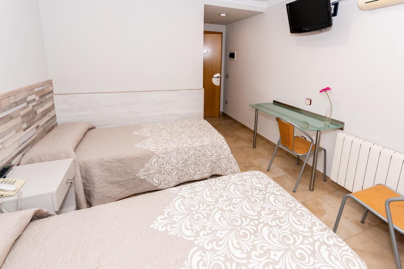 Twin Room - Photo 2