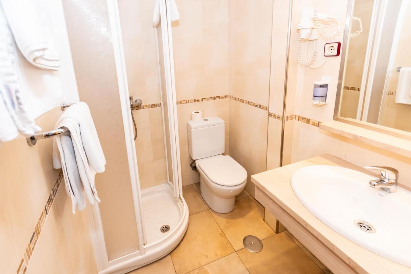 Twin Room - Photo 13