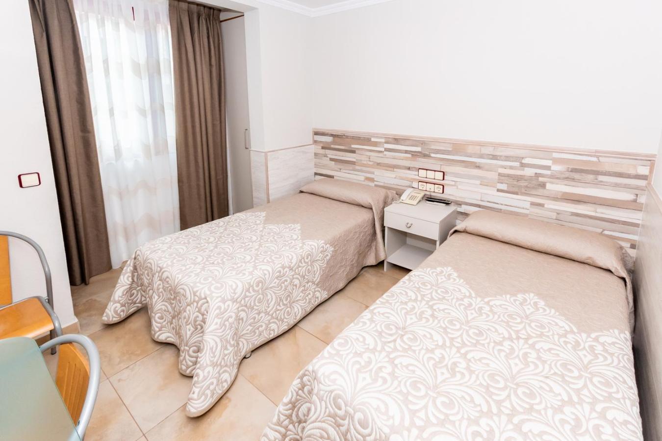 Twin Room - Photo 14
