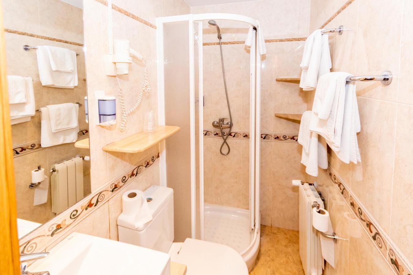 Twin Room - Photo 15