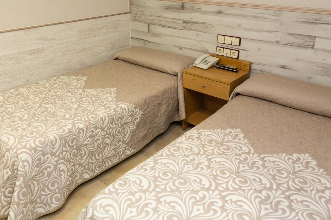 Twin Room - Photo 16