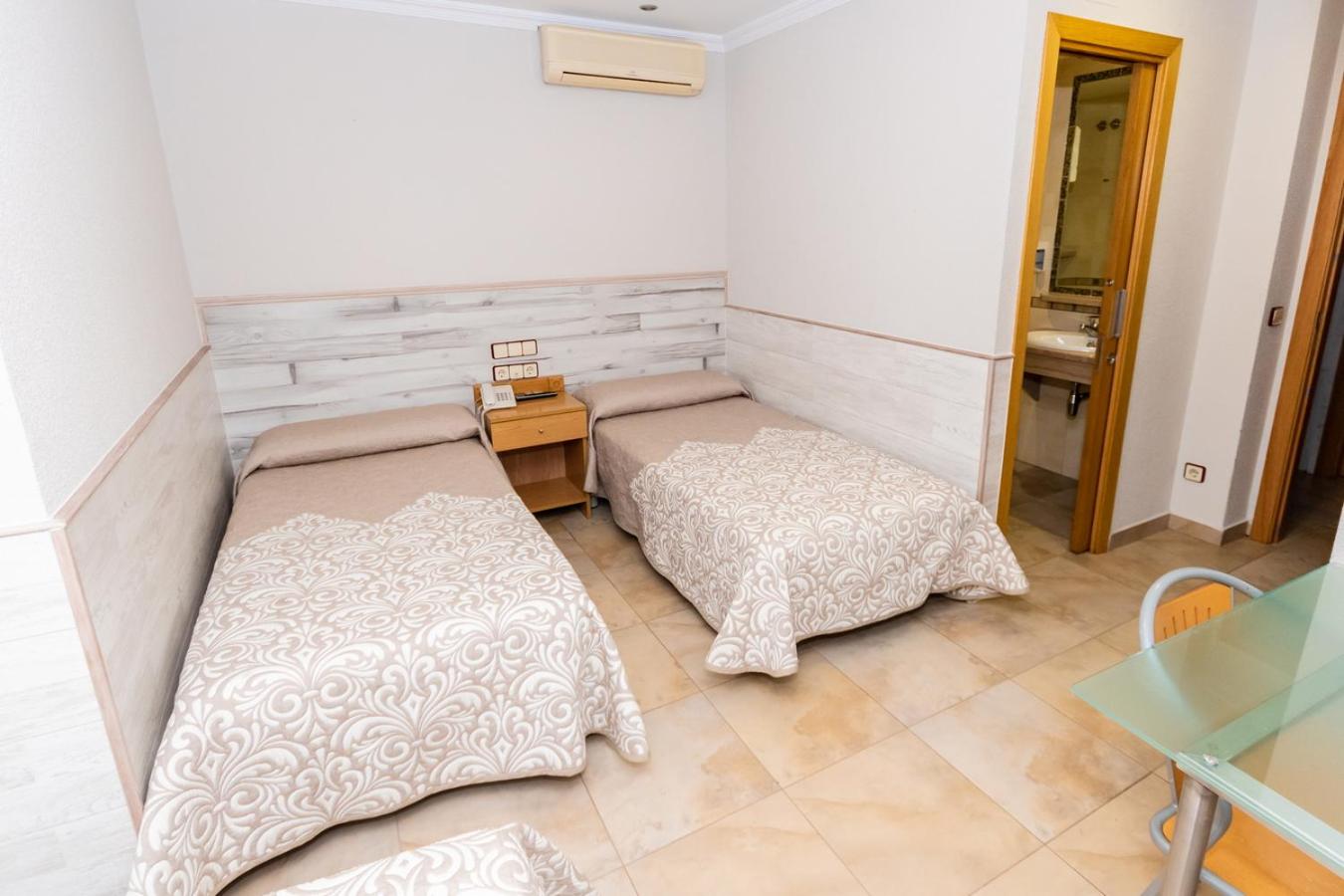 Twin Room - Photo 17