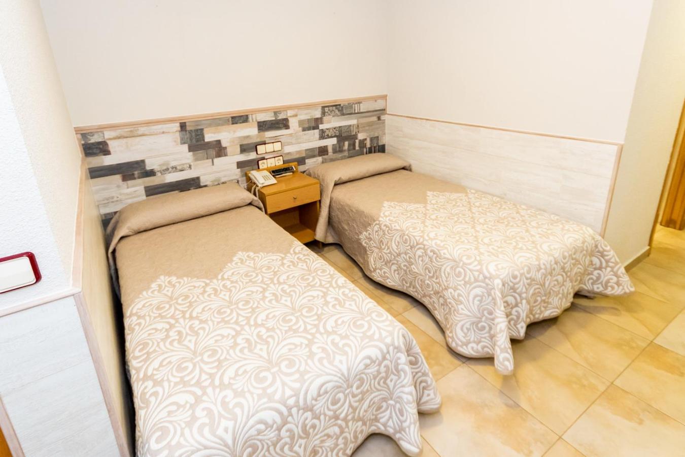 Twin Room - Photo 20