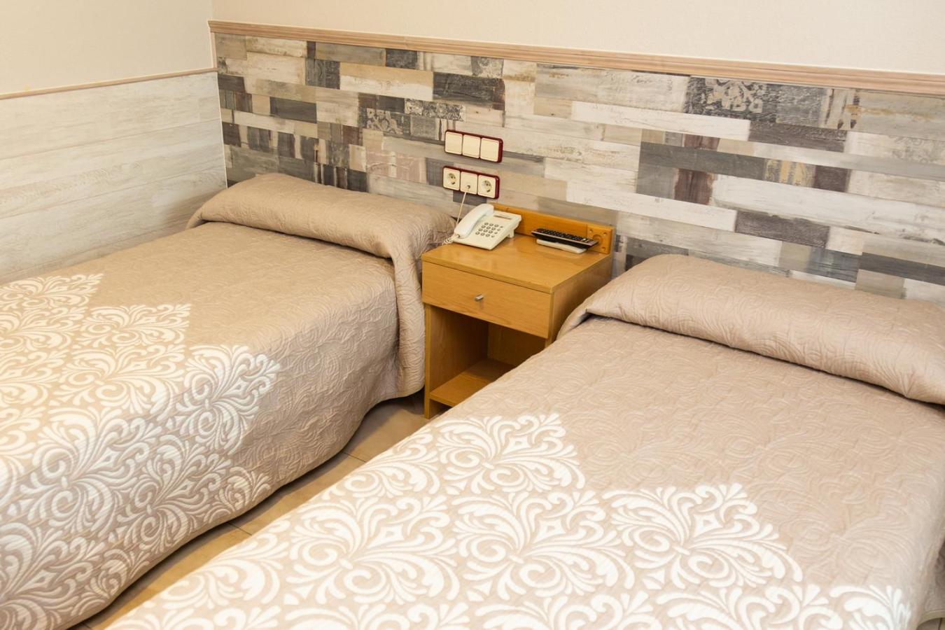 Twin Room - Photo 30