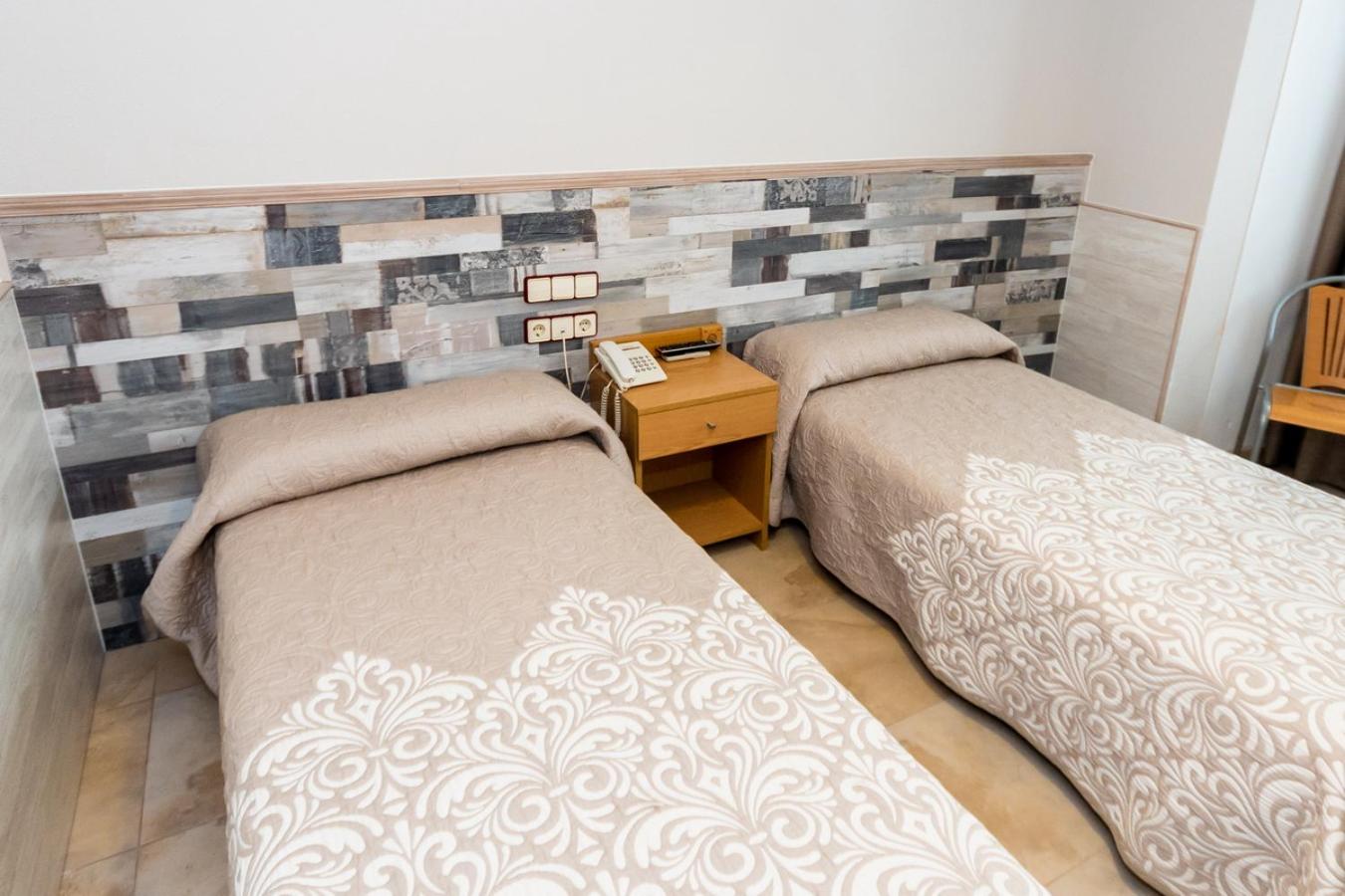 Twin Room - Photo 26