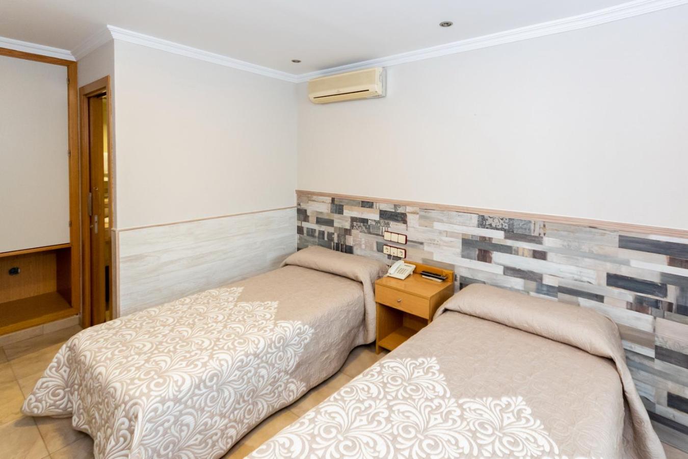 Twin Room - Photo 25