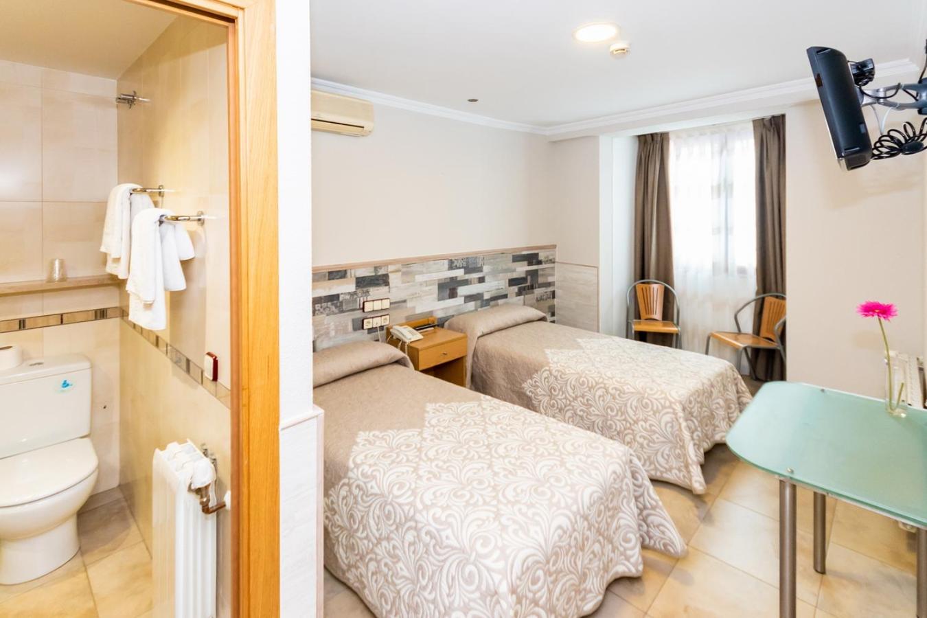 Twin Room - Photo 23