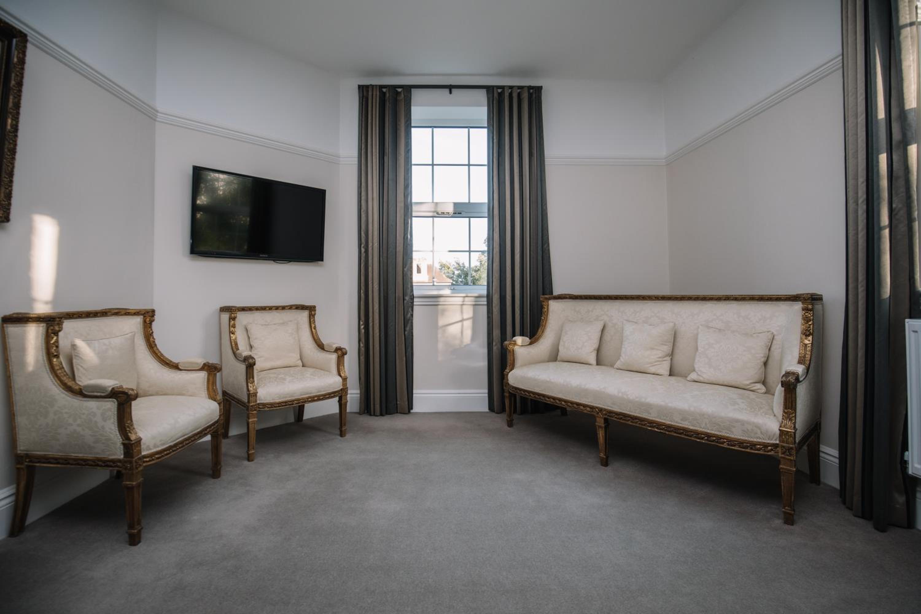 Deluxe King Room photo 1