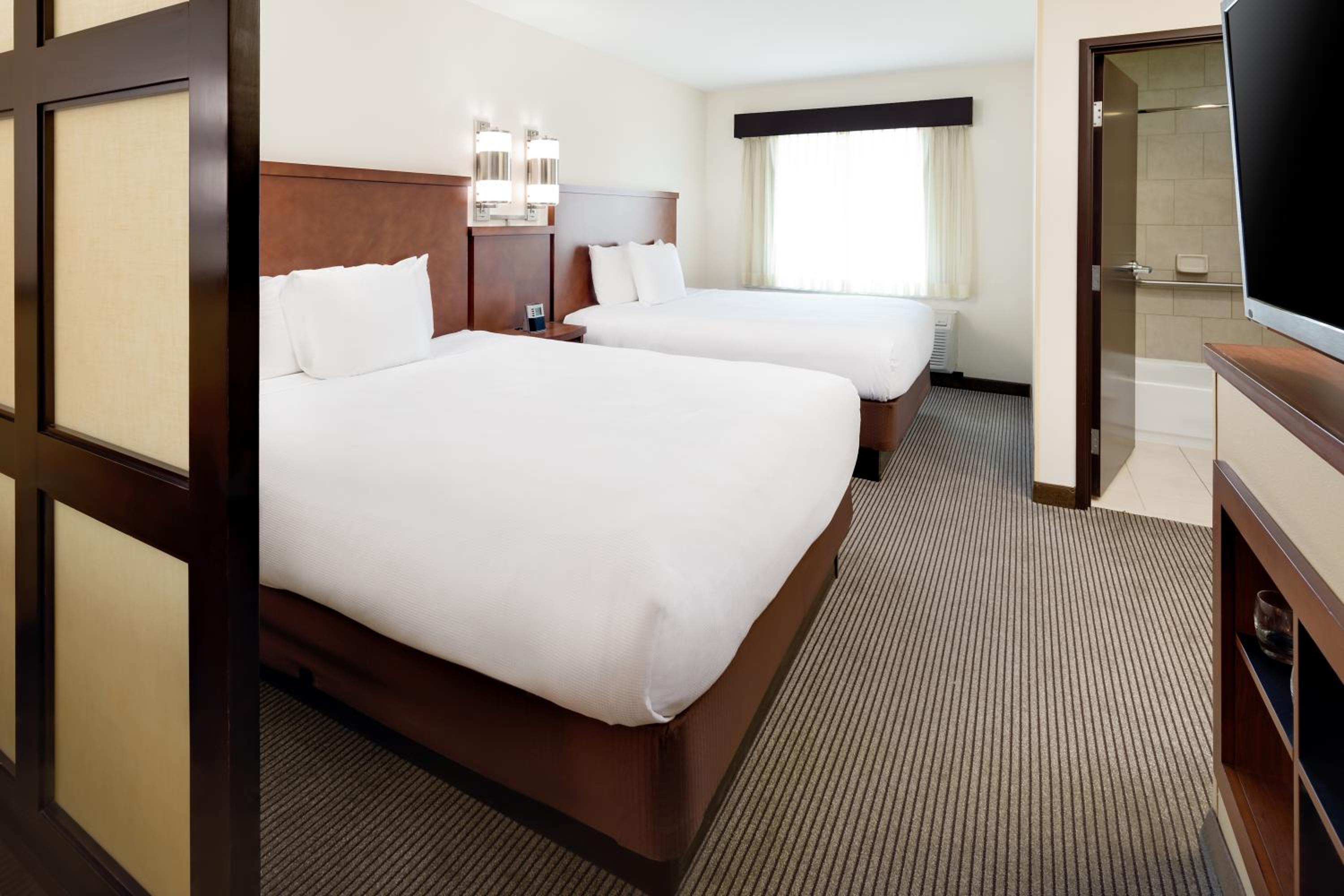Queen Room with Two Queen Beds and Sofa Bed - High Floor - Photo 8