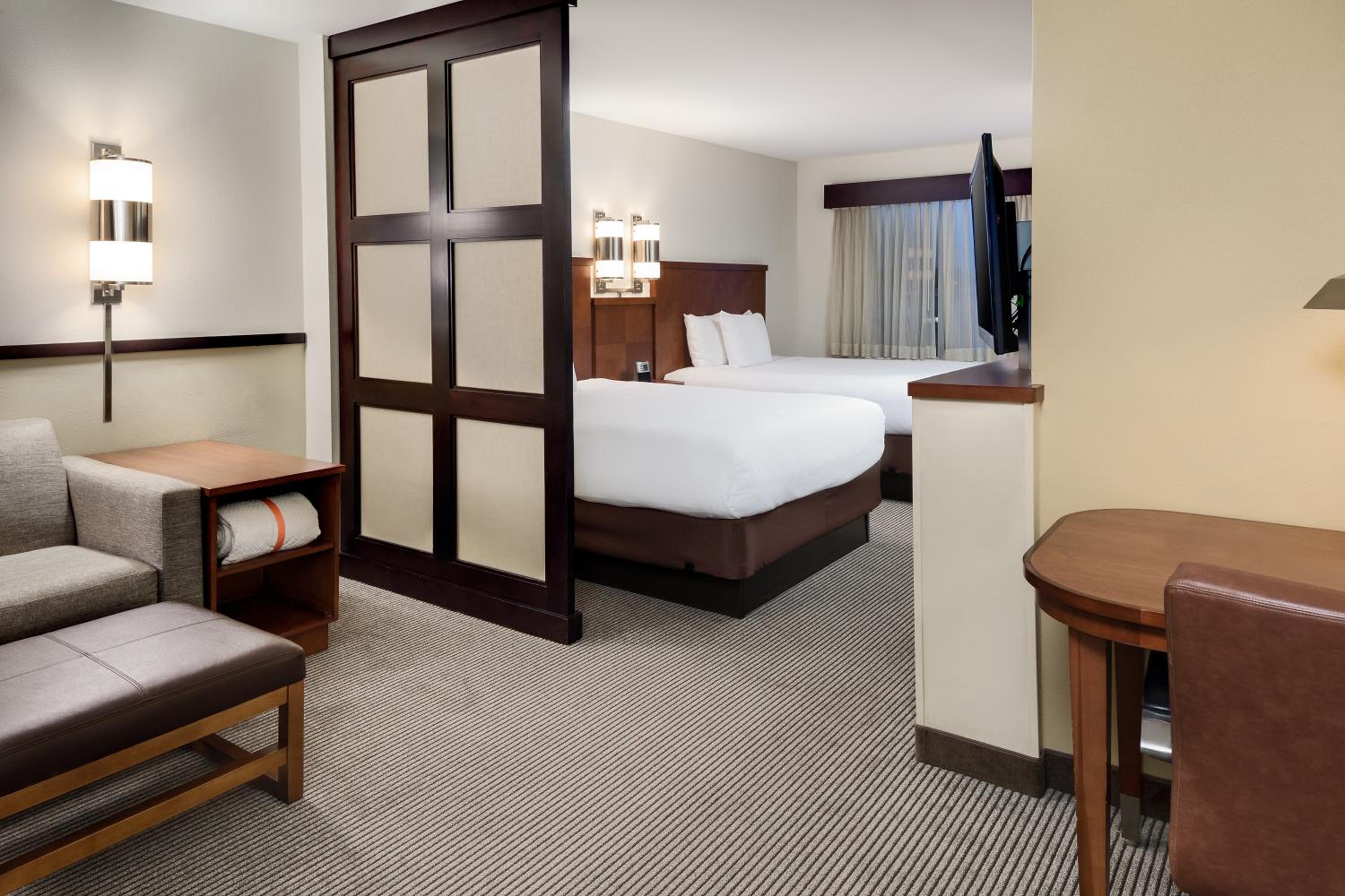 Queen Room with Two Queen Beds and Sofa Bed - High Floor - Photo 5