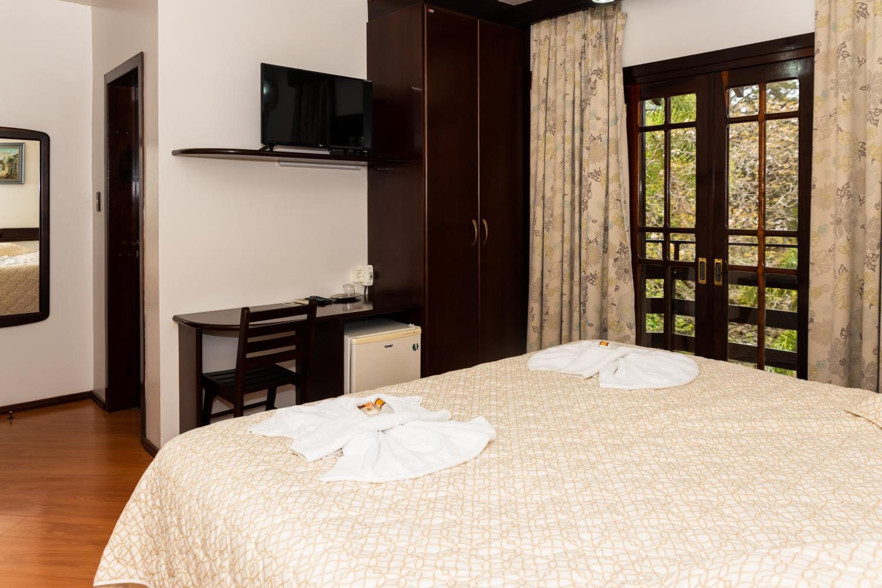 Double or Twin Room with Balcony - Photo 12