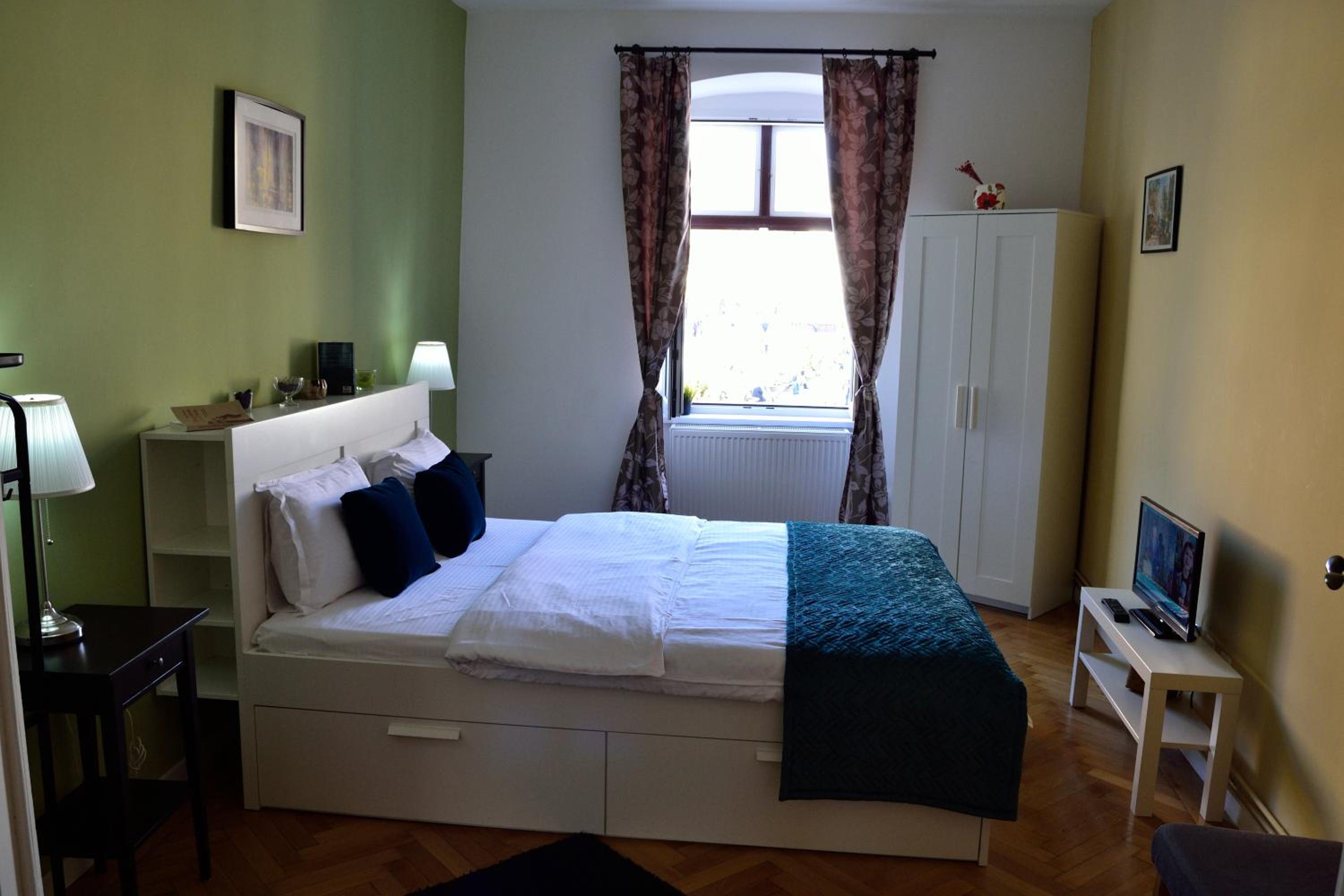 One-Bedroom Apartment with view towards Piaţa Sfatului photo 3