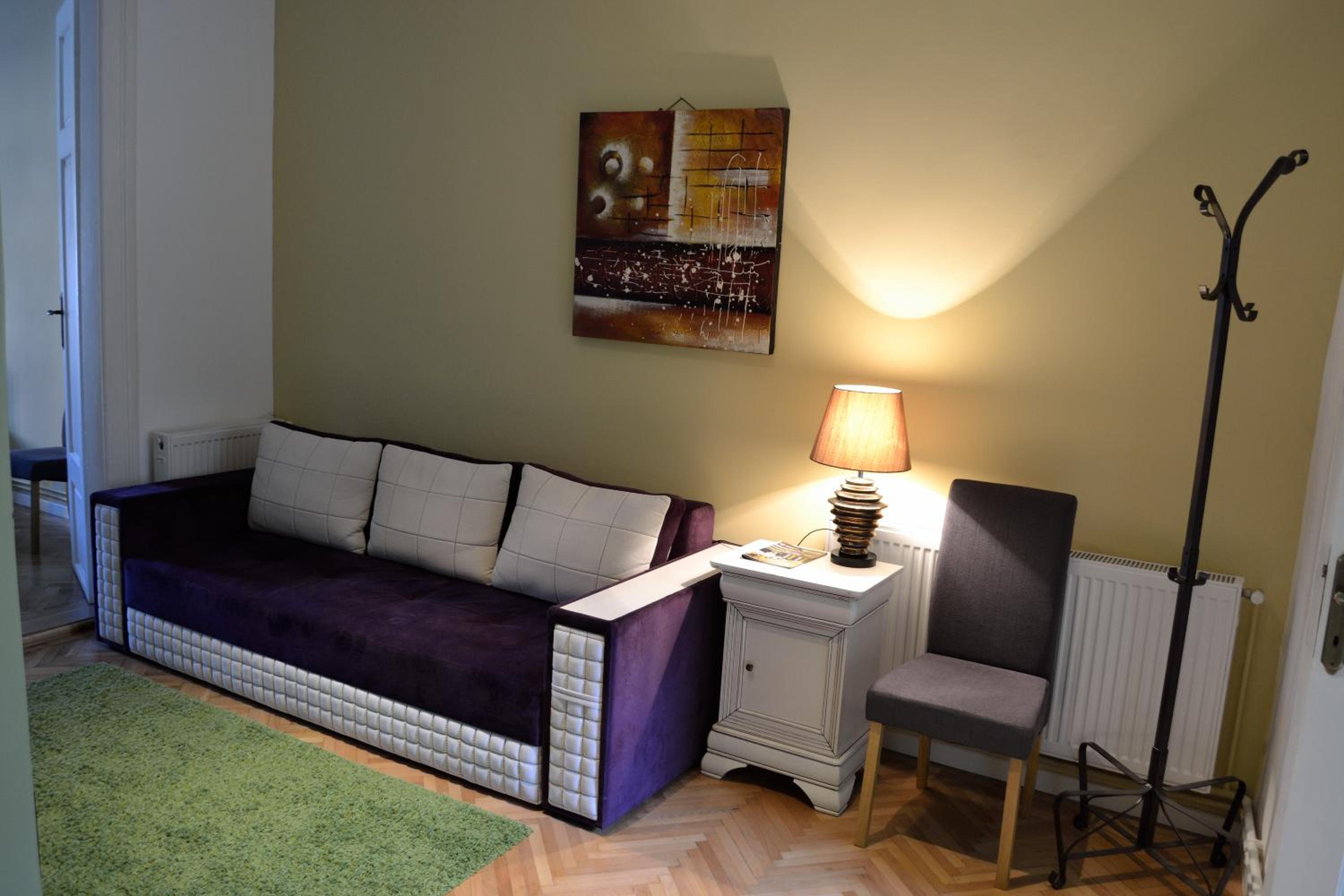 One-Bedroom Apartment with view towards Piaţa Sfatului photo 2