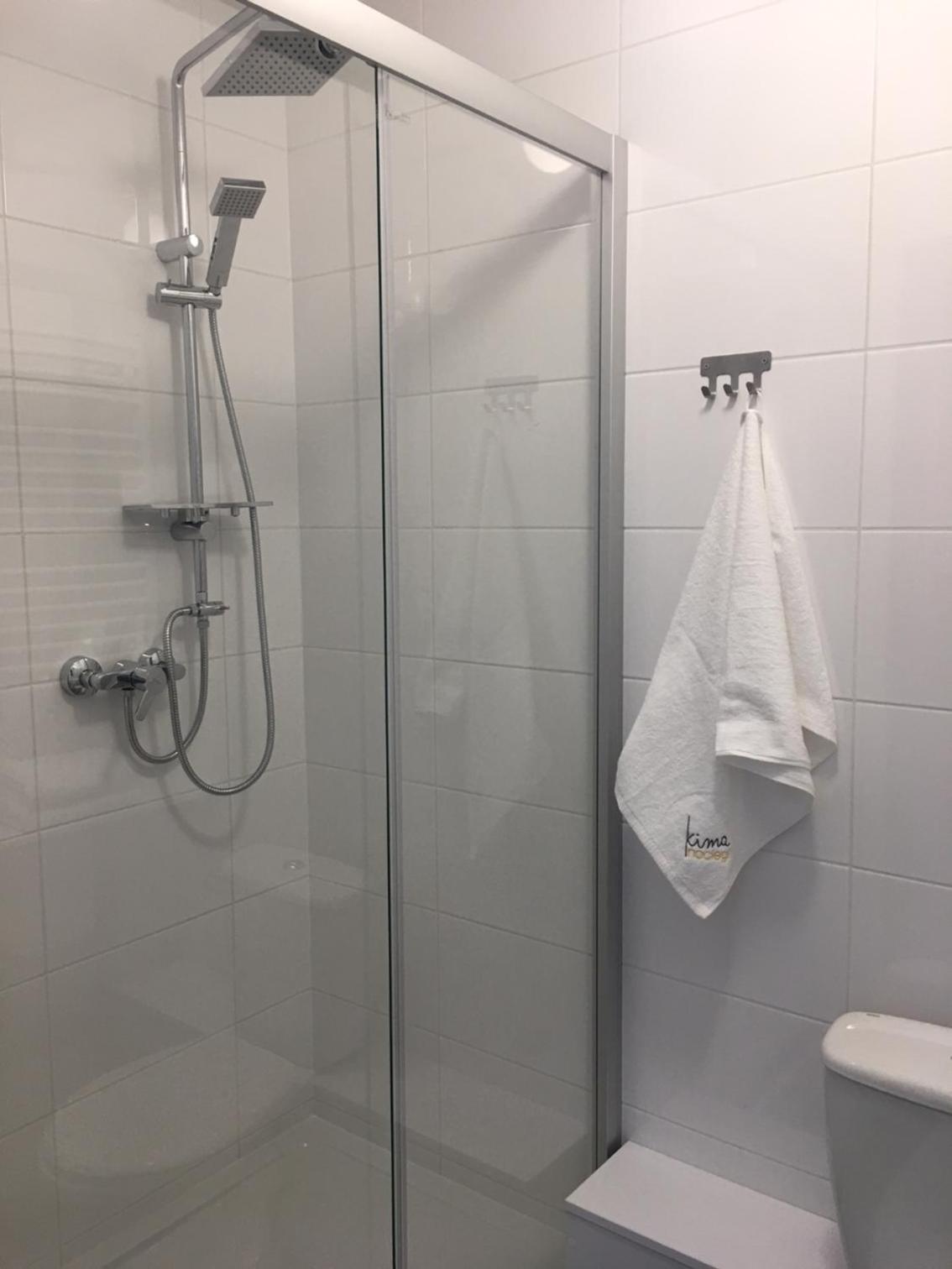 Double or Twin Room with Private Bathroom - Photo 3