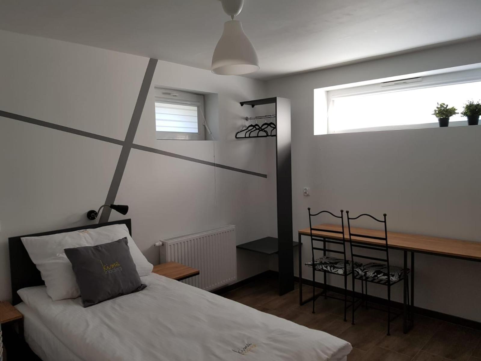Double or Twin Room with Private Bathroom - Photo 2