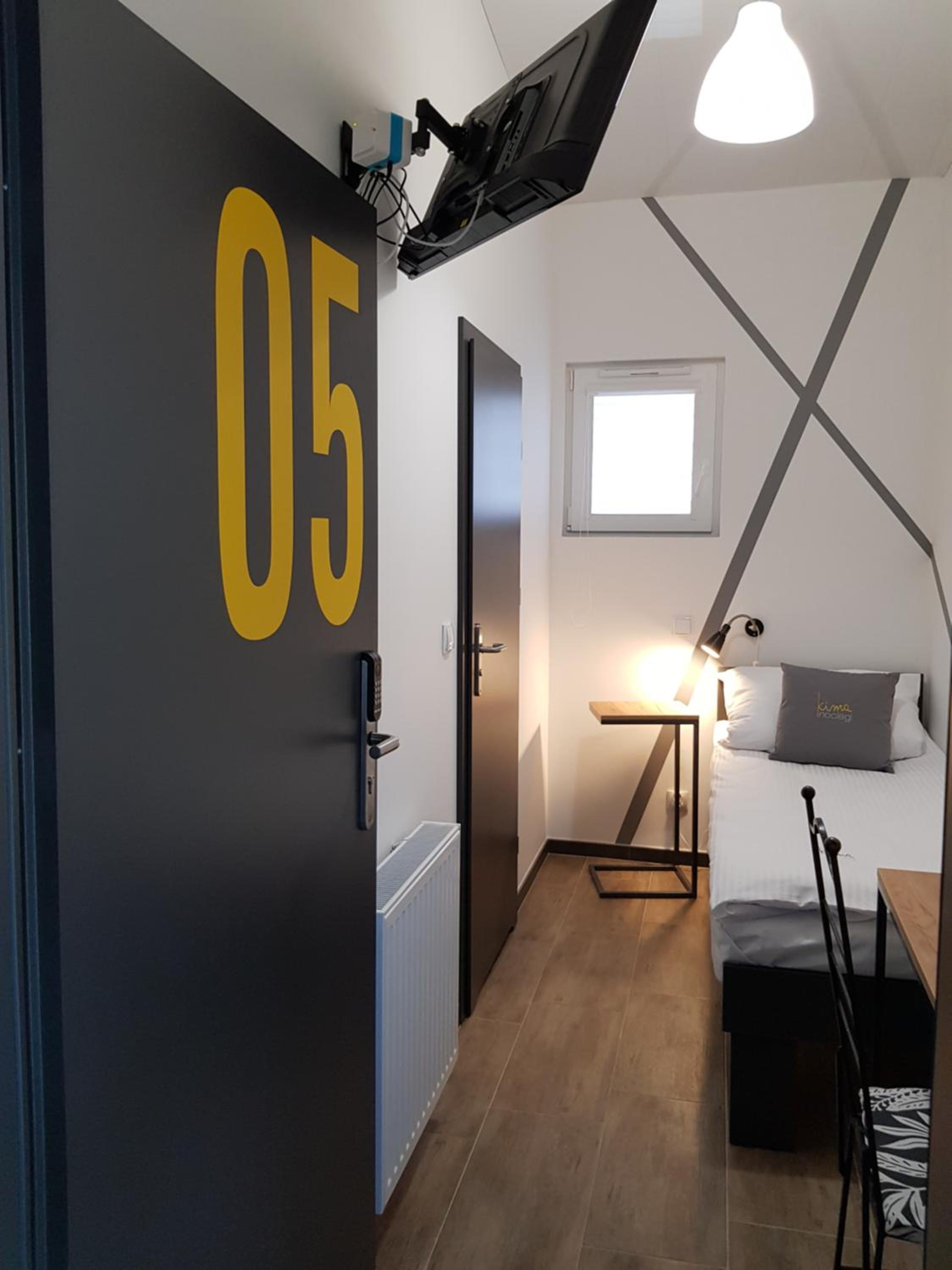 Single Room with Private Bathroom photo 1