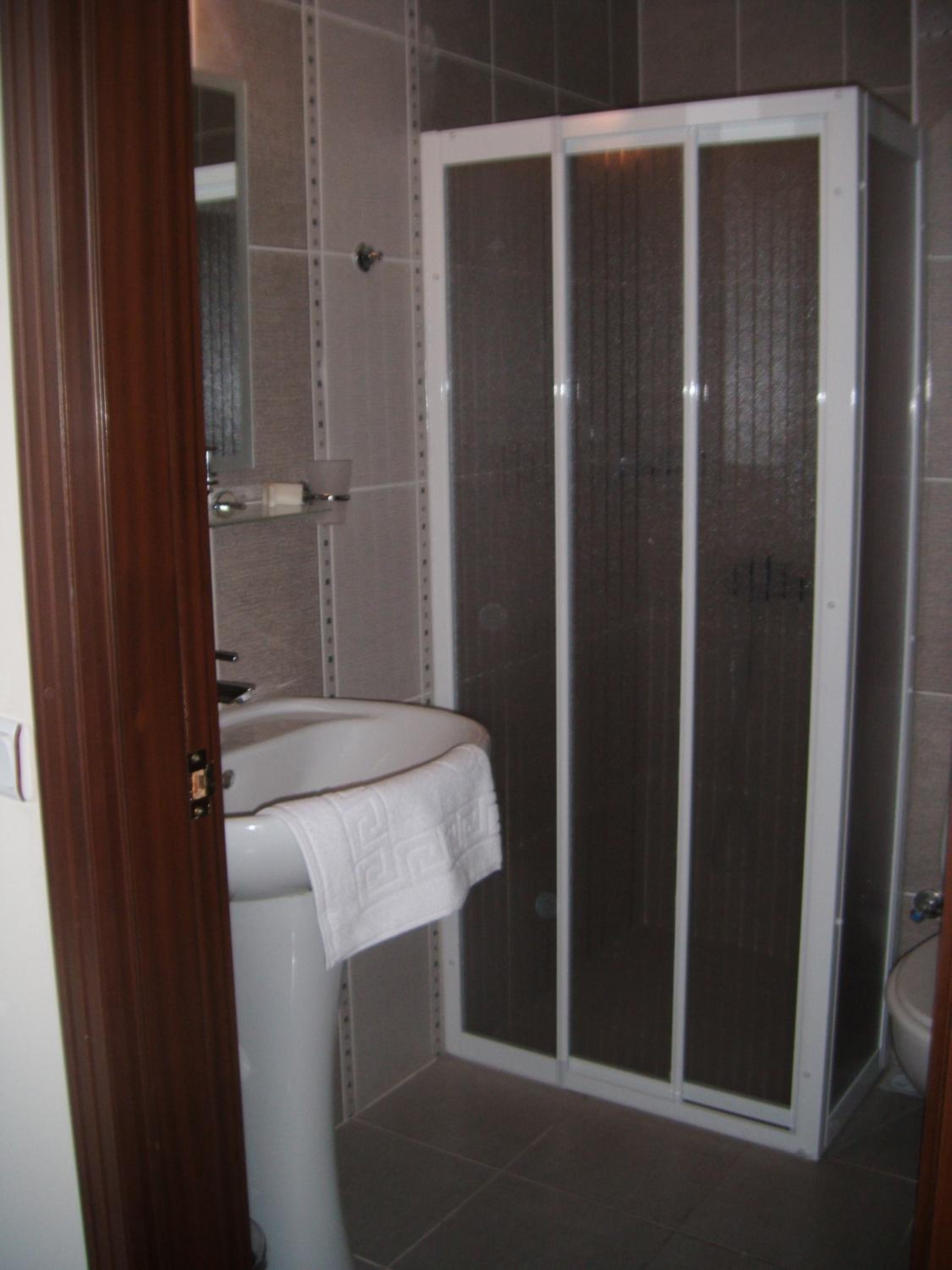 Standard Double or Twin Room - Photo 2