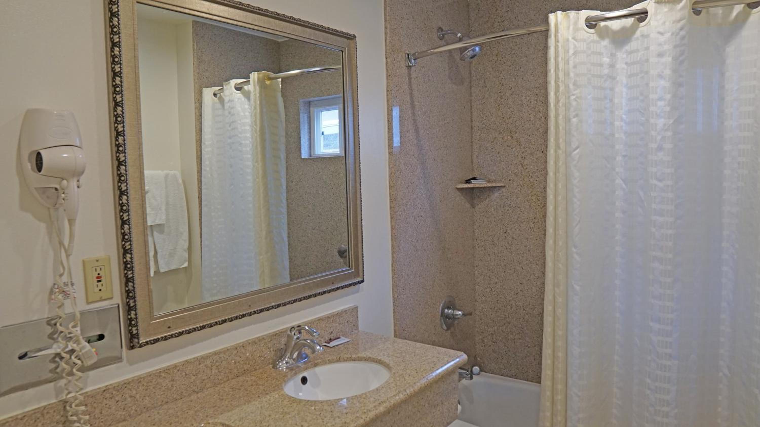 Deluxe King Room - Non-Smoking - Photo 2