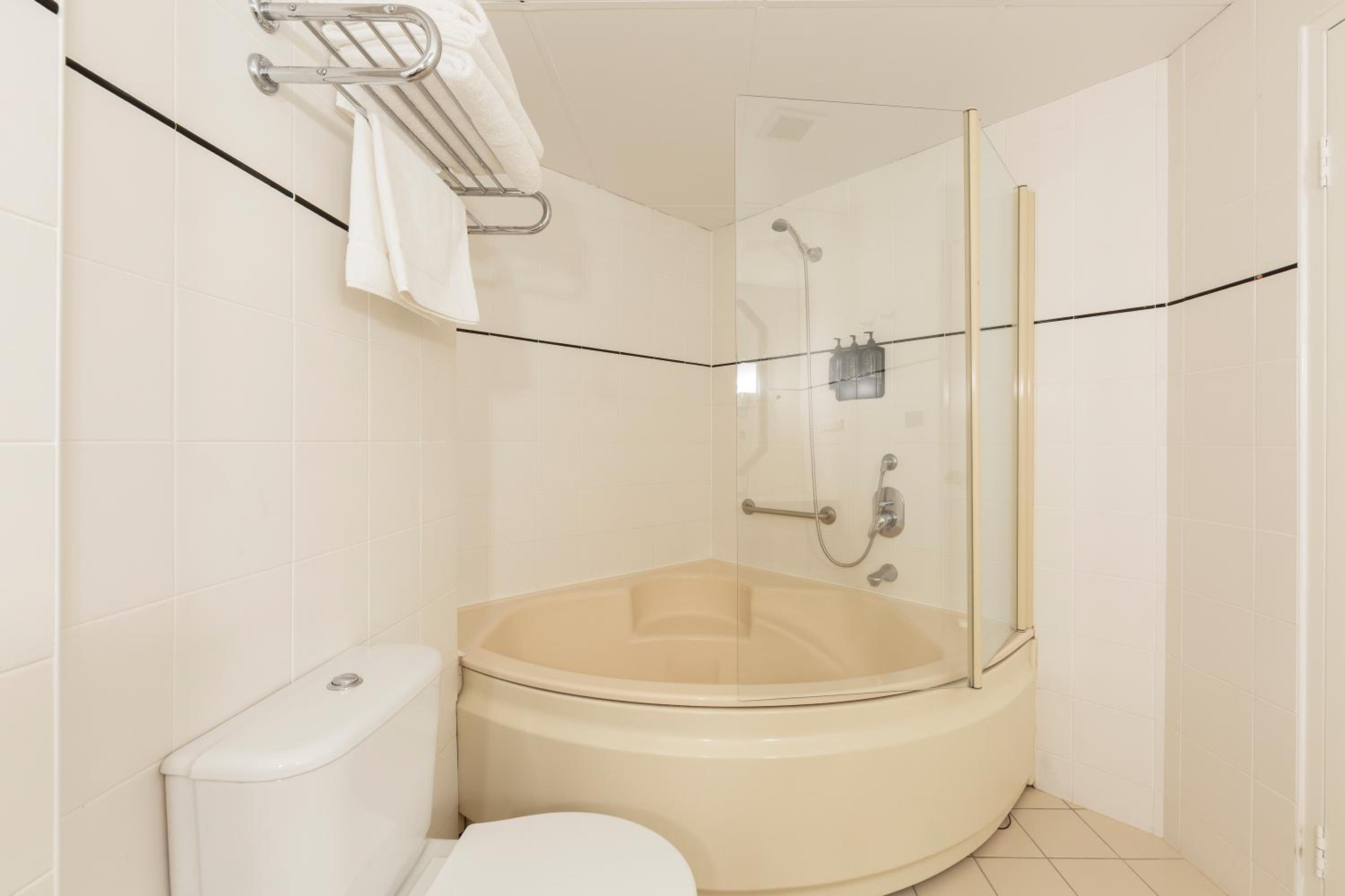 King Spa Suite - Photo 5