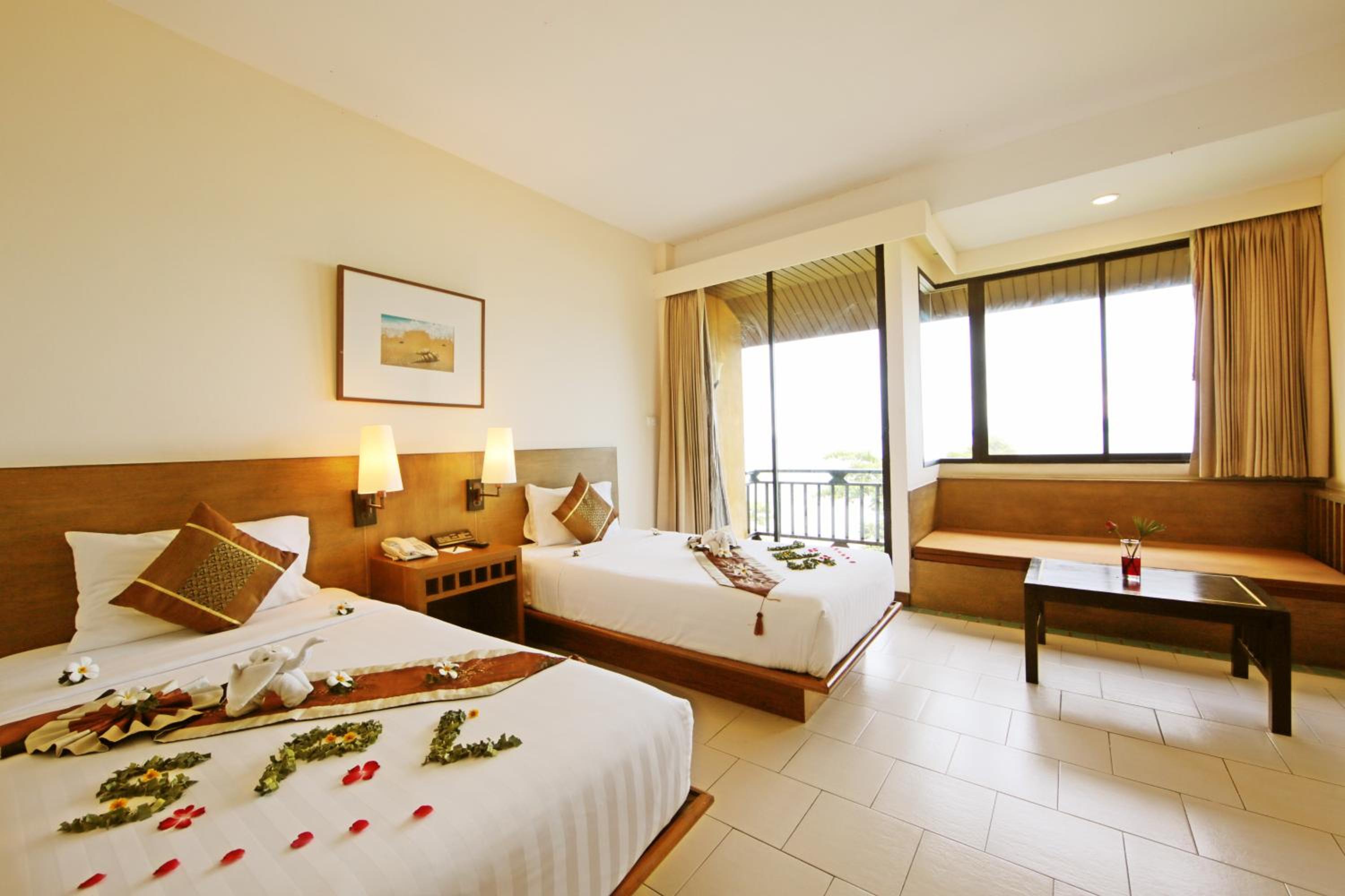 Deluxe Twin Room with Sea View - Photo 12
