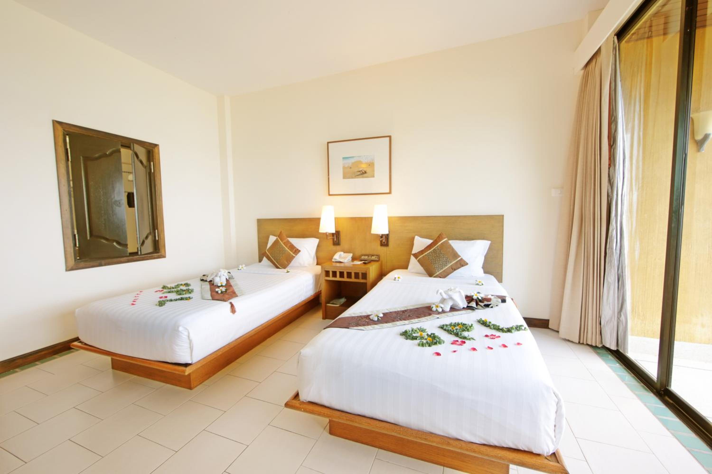 Deluxe Twin Room with Sea View - Photo 11