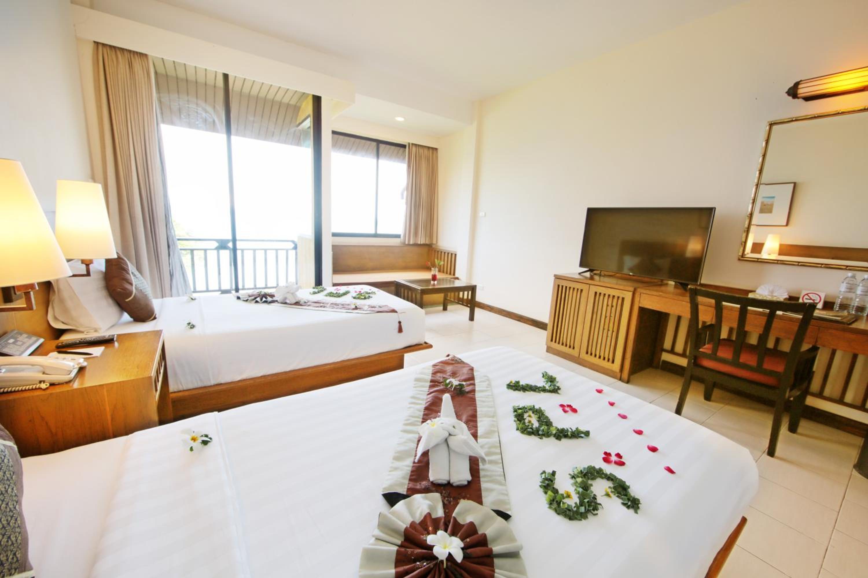 Deluxe Twin Room with Sea View - Photo 10