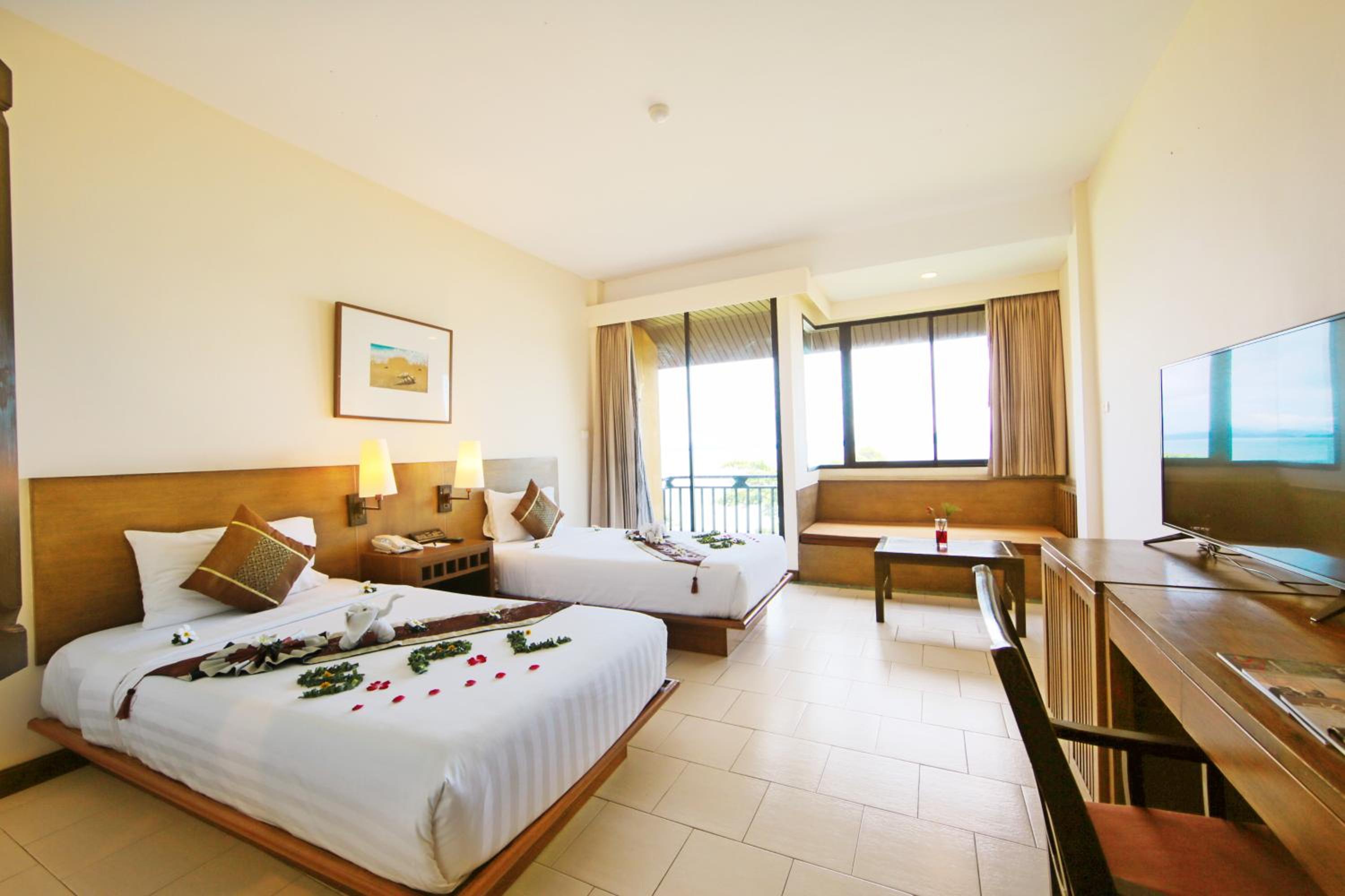 Deluxe Twin Room with Sea View - Photo 9