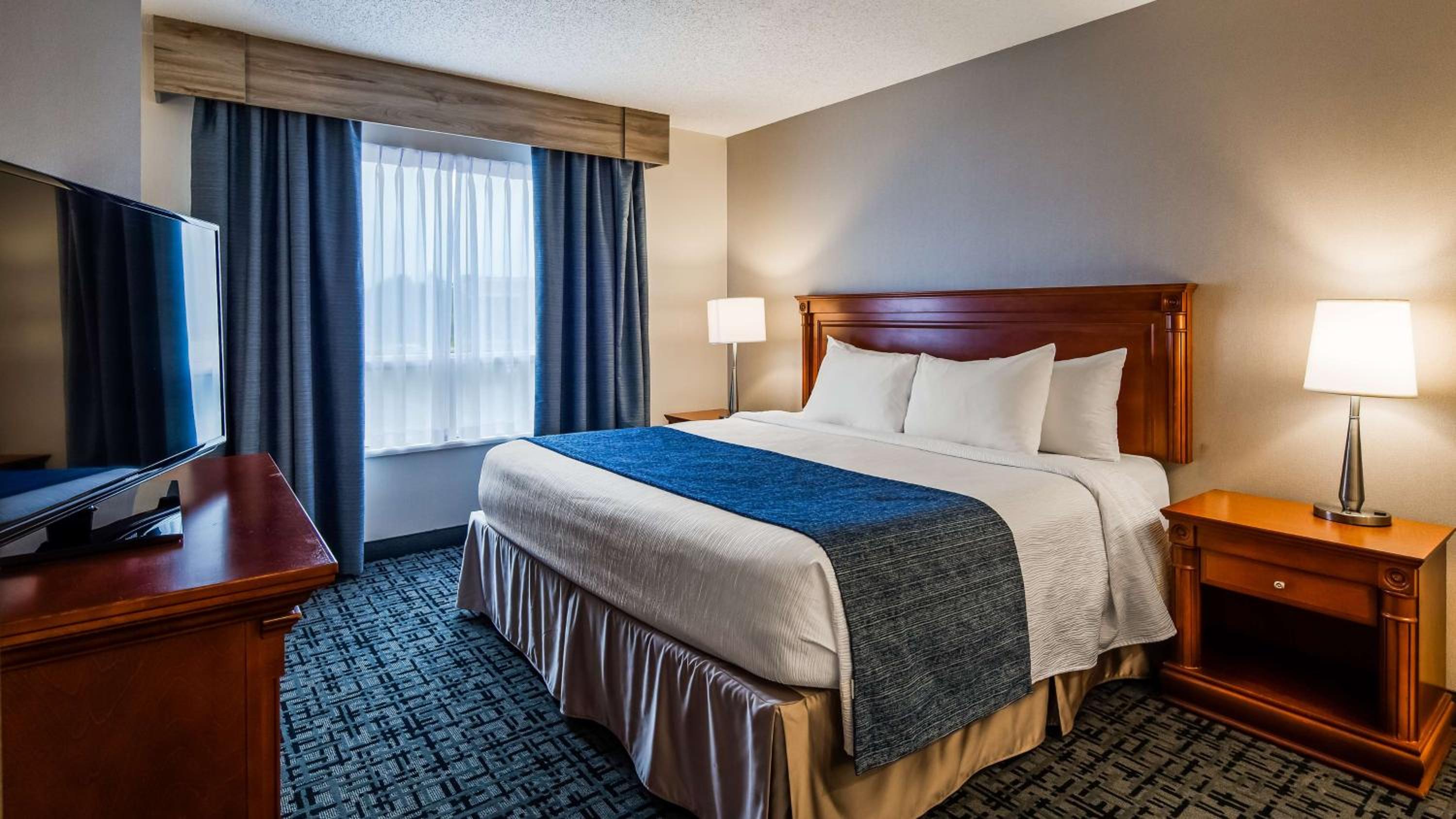 King Suite with Sofa Bed and Roll-In Shower - Disability Access/Non-Smoking