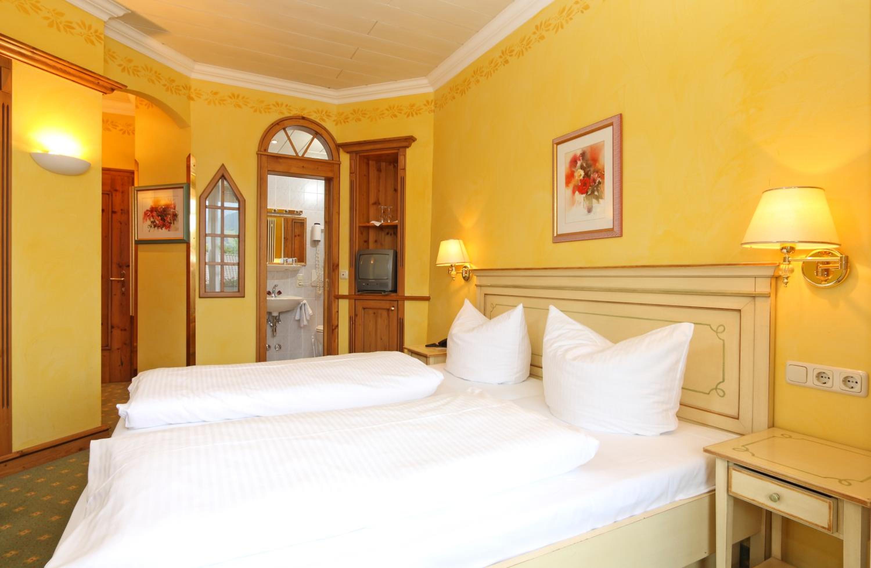 Standard King Room - Photo 5