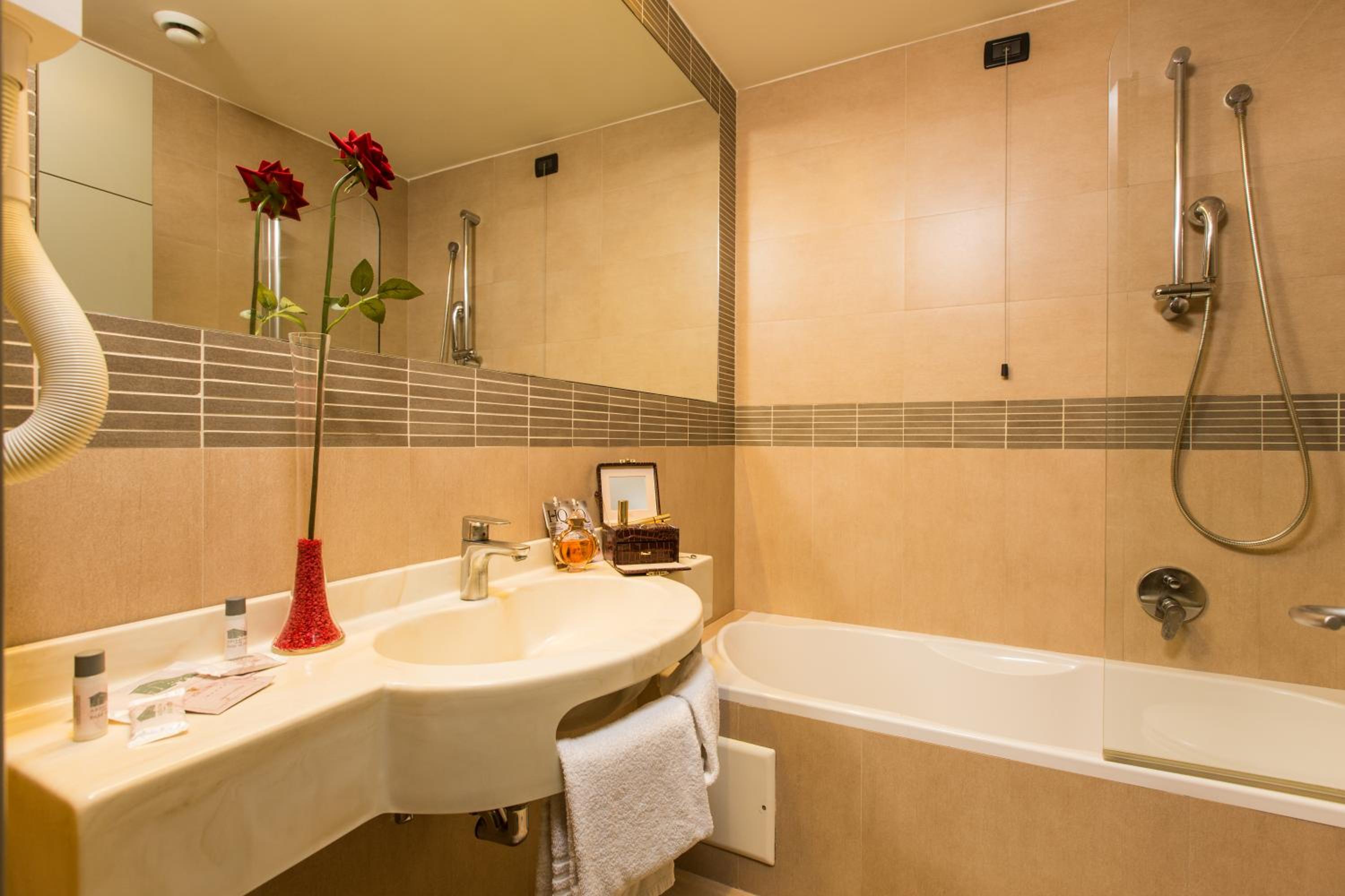 Double or Twin Room - Photo 3