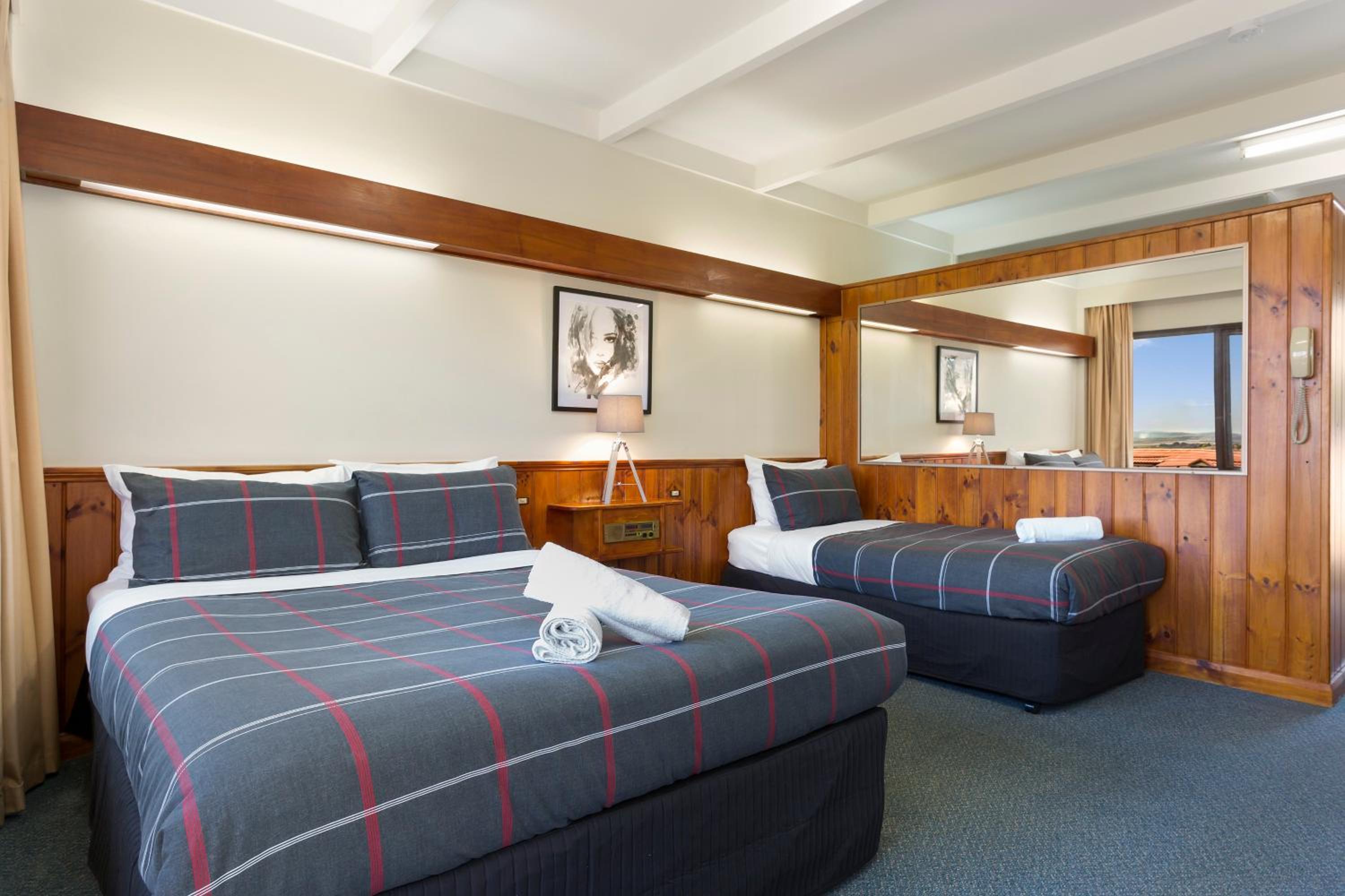 Motel Room - Photo 9