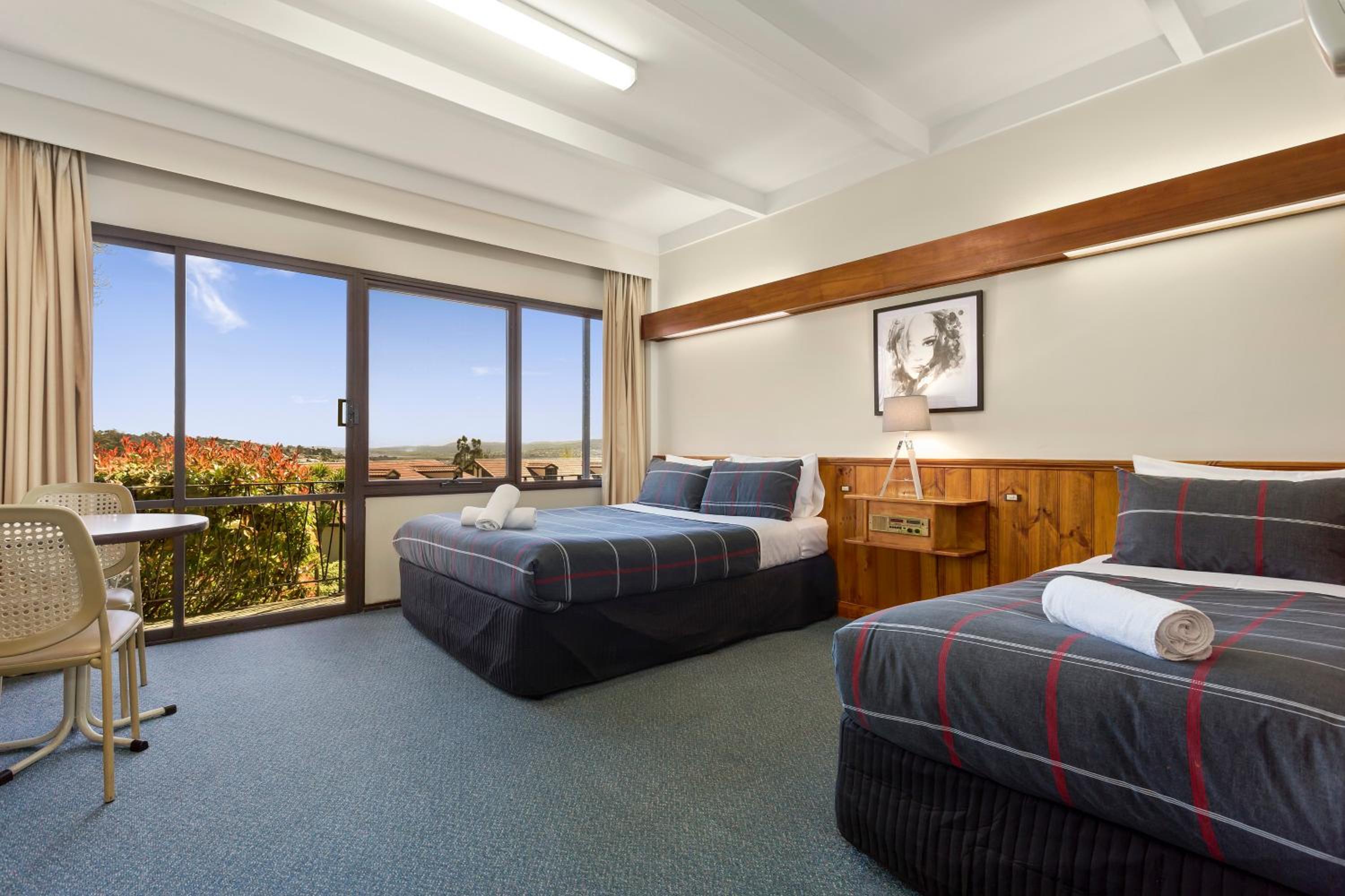 Motel Room - Photo 8