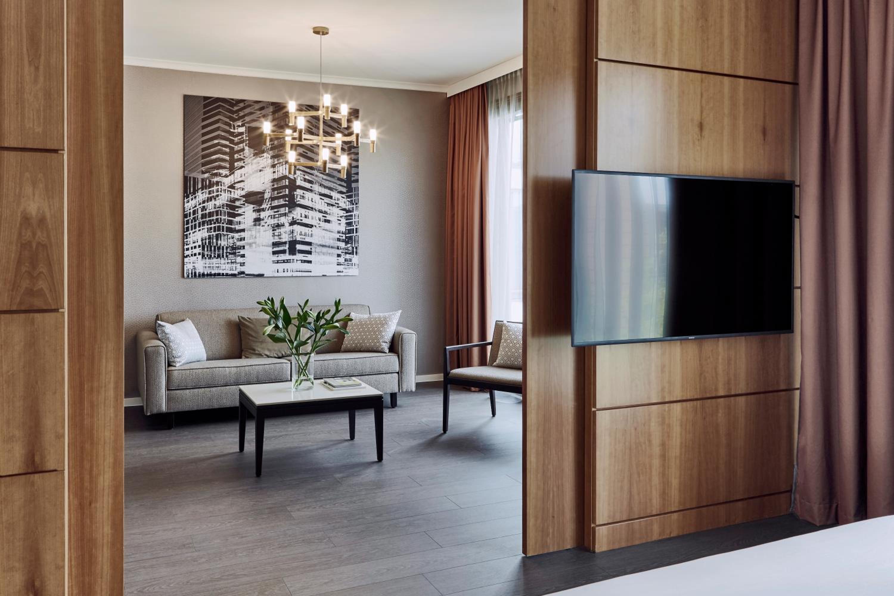 Plaza Suite photo 2