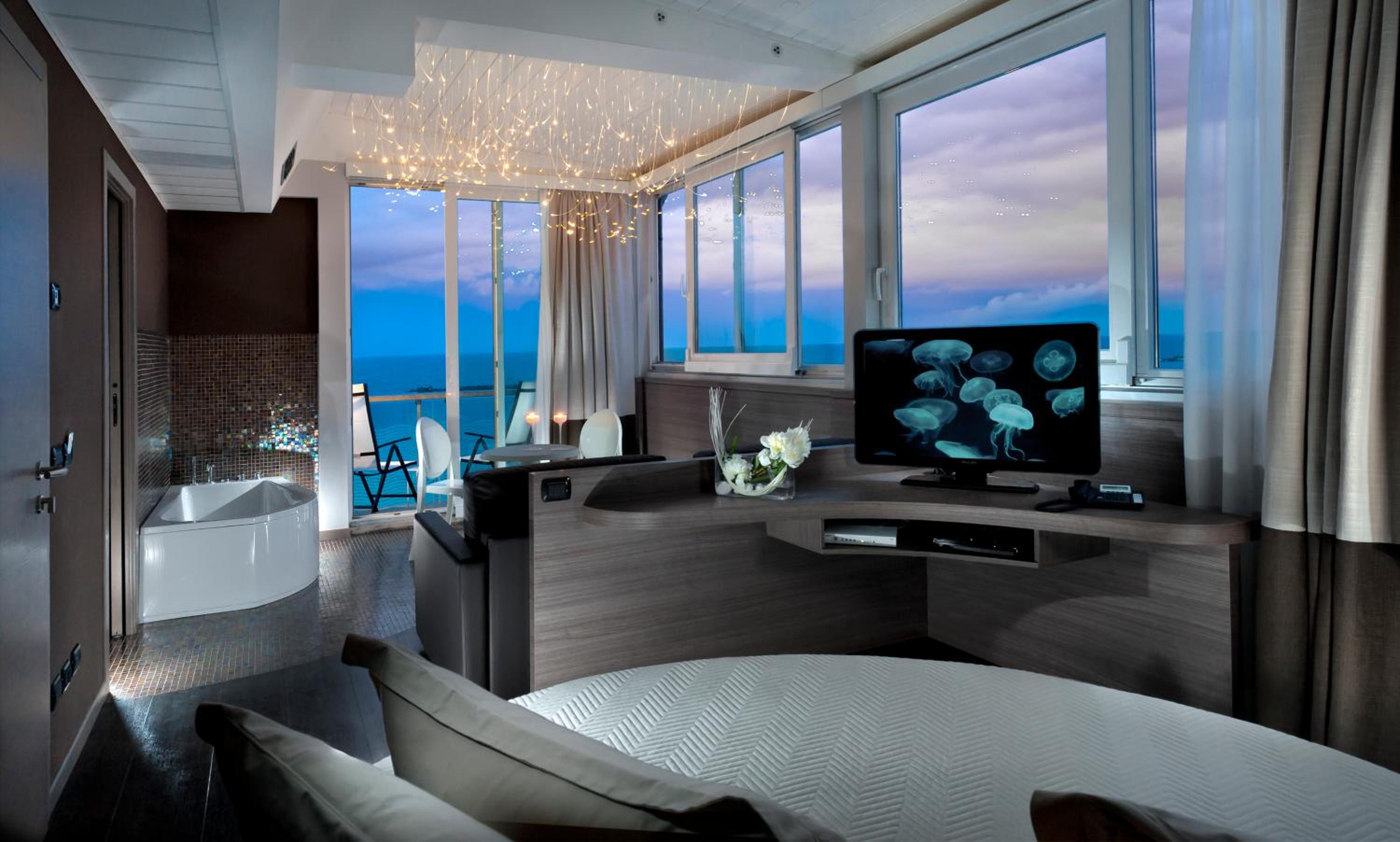 Junior Suite with Sea View - Photo 1