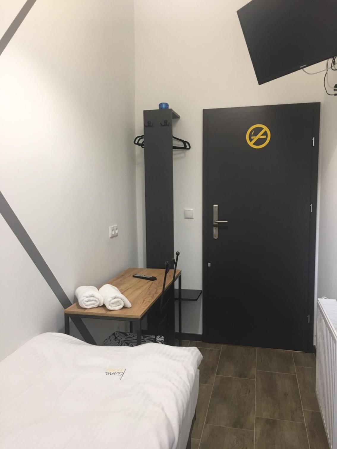 Single Room with Private Bathroom photo 3